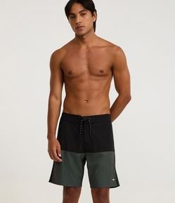 Bermuda de Banho em Microfibra com Recortes e Bolsos