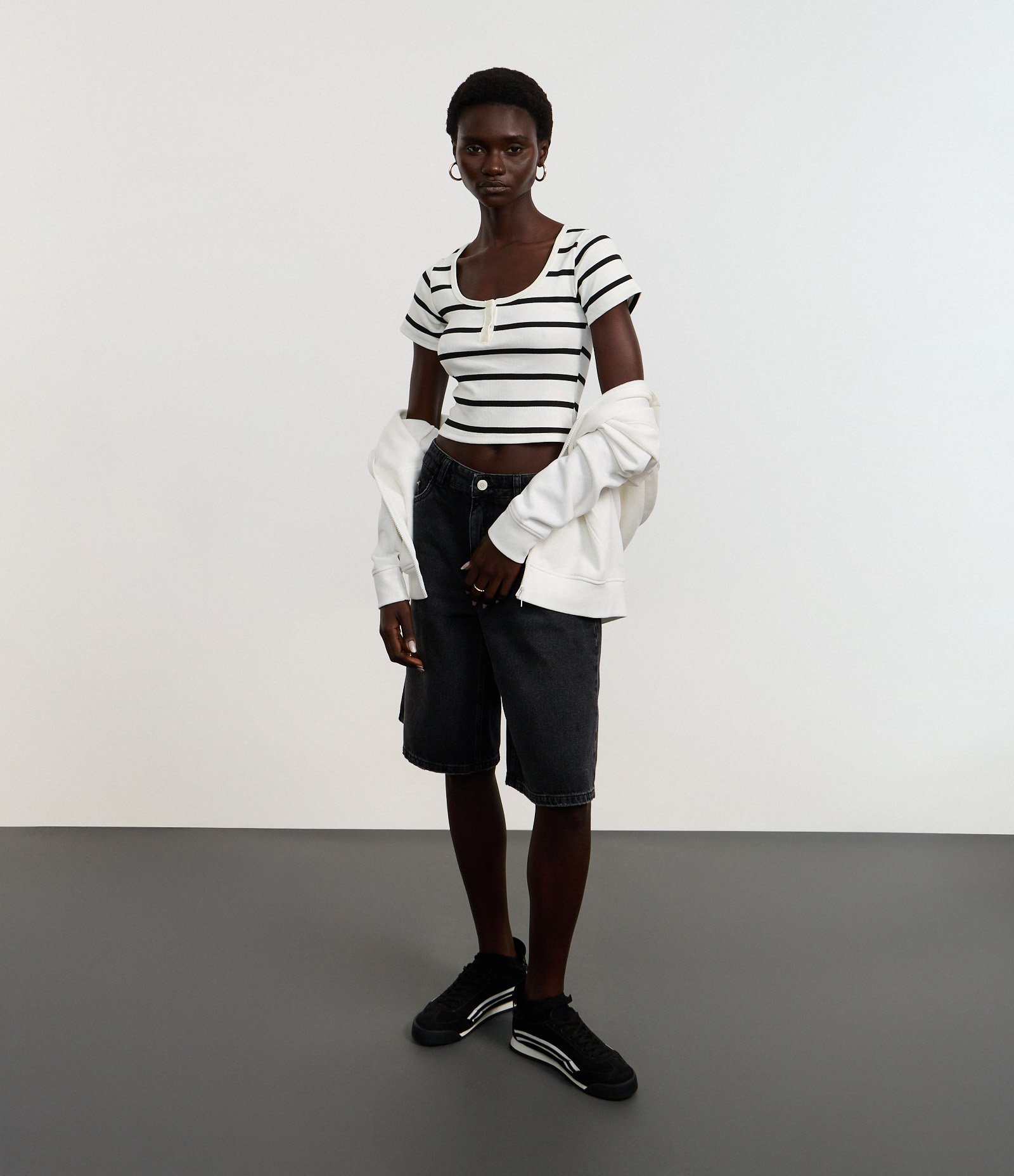 Blusa em Ribana com Decote Quadrado e Estampa de Listras Branco/Preto 2