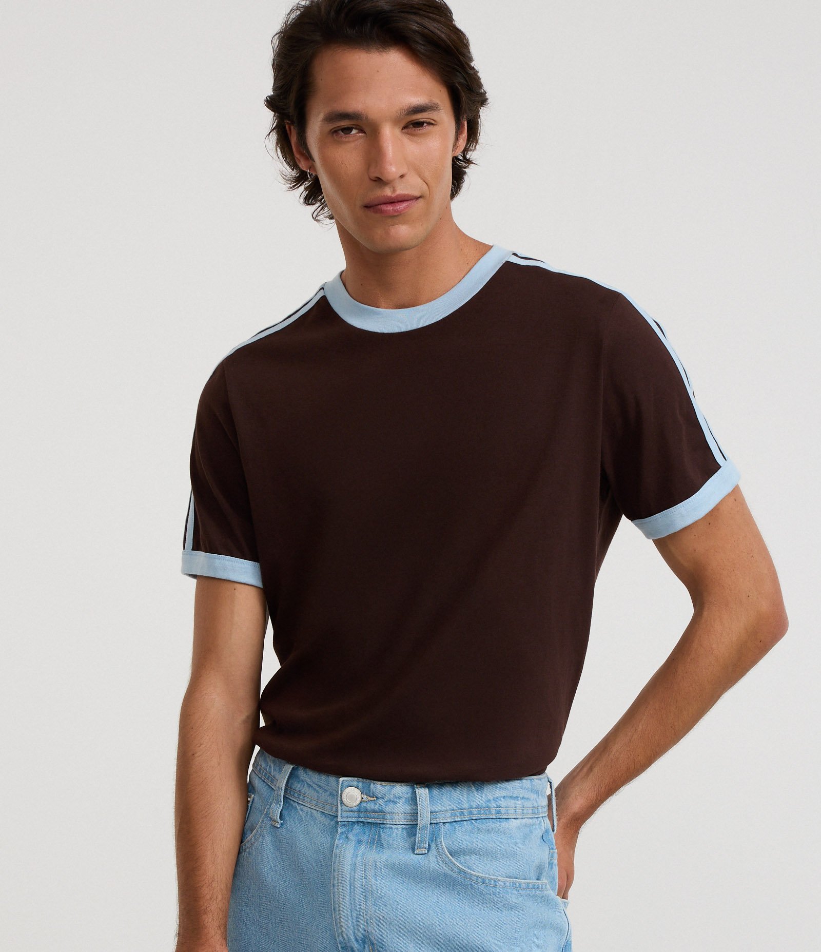 Camiseta Regular em Algodão com Listras Contrastantes Marrom 1