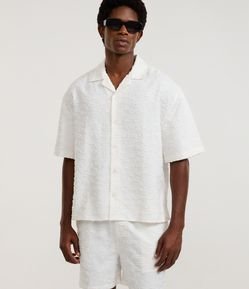 Camisa Boxy com Textura Devoré e Detalhes Navalhados