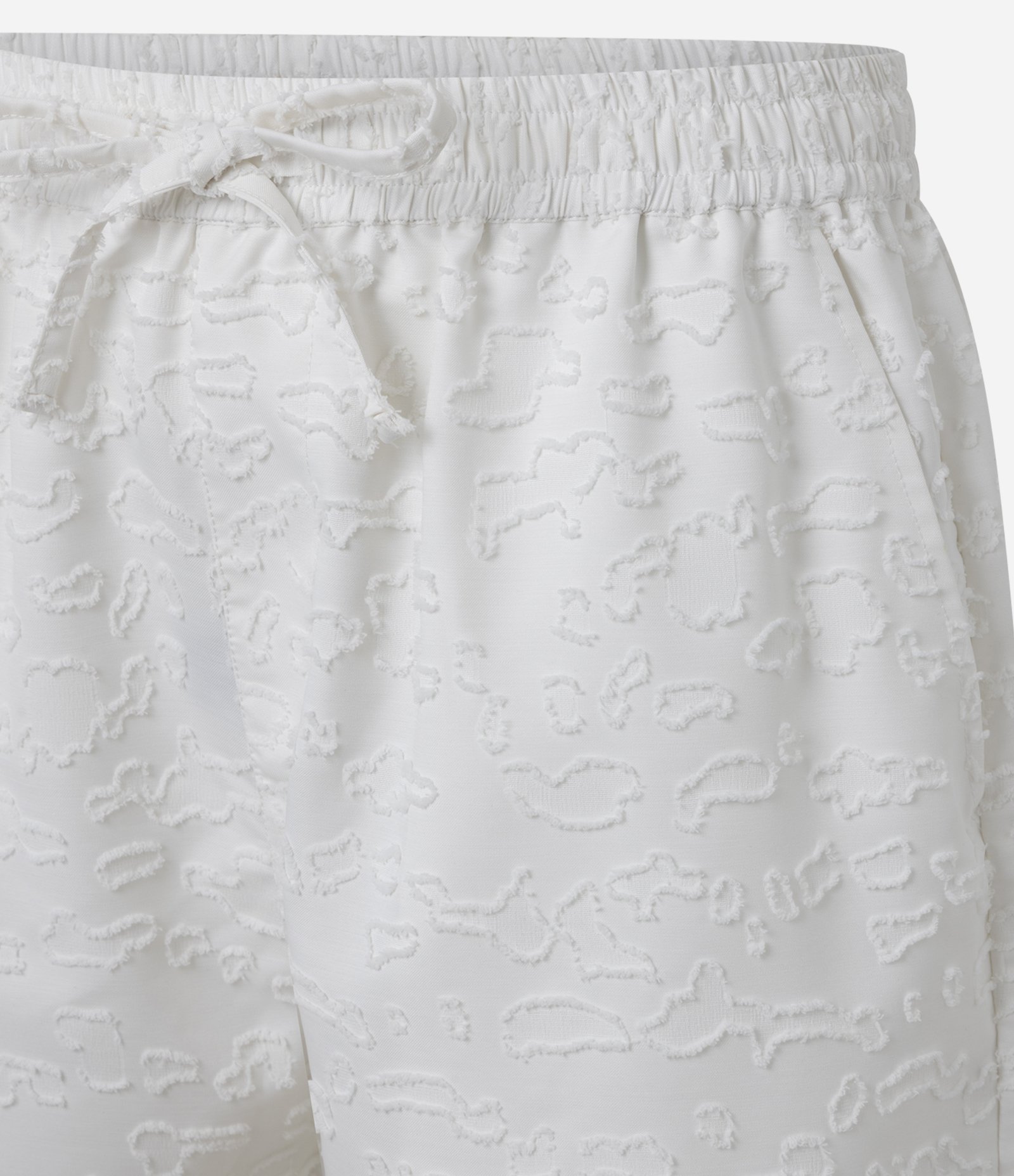 Bermuda com Cós Elástico Detalhes Navalhados e Textura Branco 6