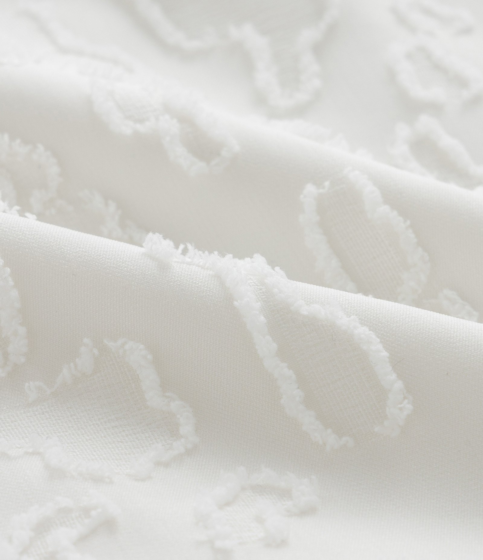 Bermuda com Cós Elástico Detalhes Navalhados e Textura Branco 9