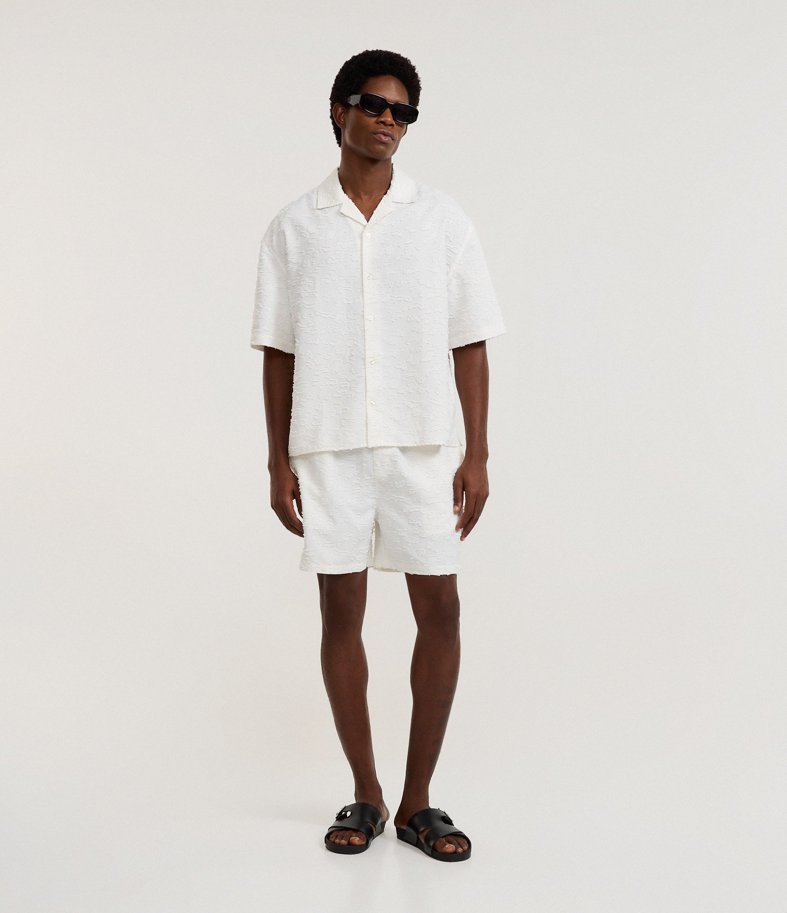 Bermuda com Cós Elástico Detalhes Navalhados e Textura Branco 1