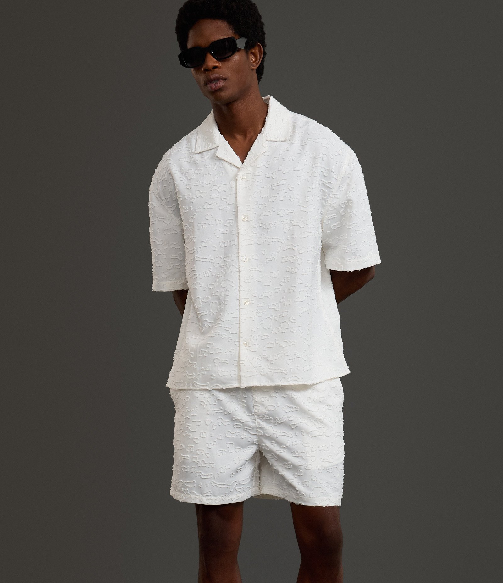 Bermuda com Cós Elástico Detalhes Navalhados e Textura Branco 3