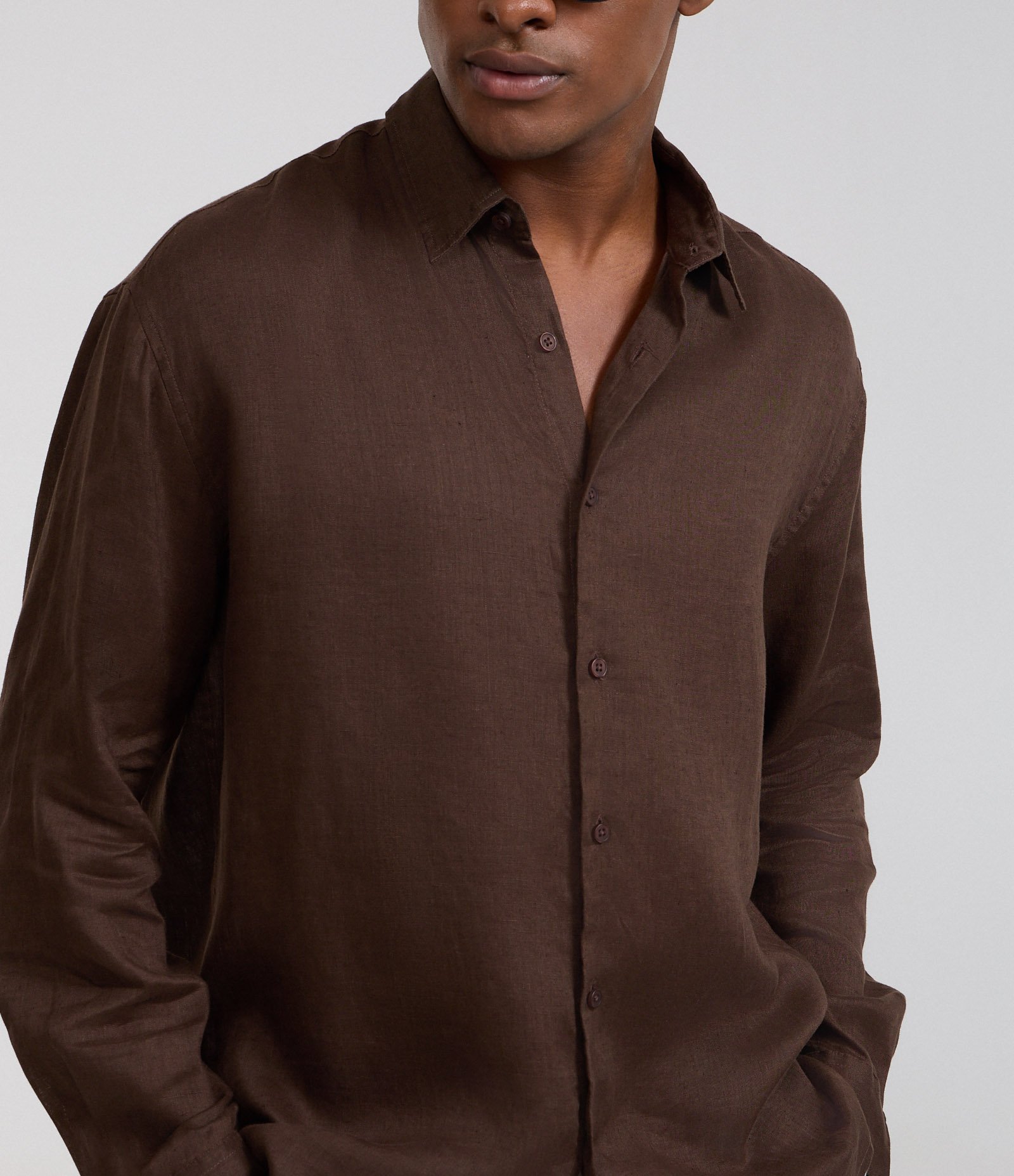 Camisa Relaxed em Cambraia de Linho Puro Marrom 3