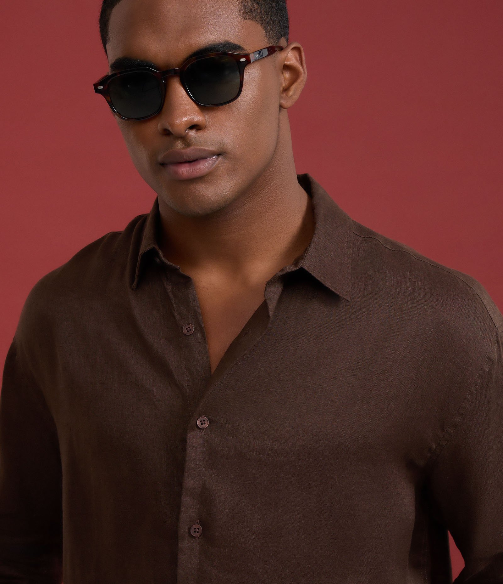 Camisa Relaxed em Cambraia de Linho Puro Marrom 4