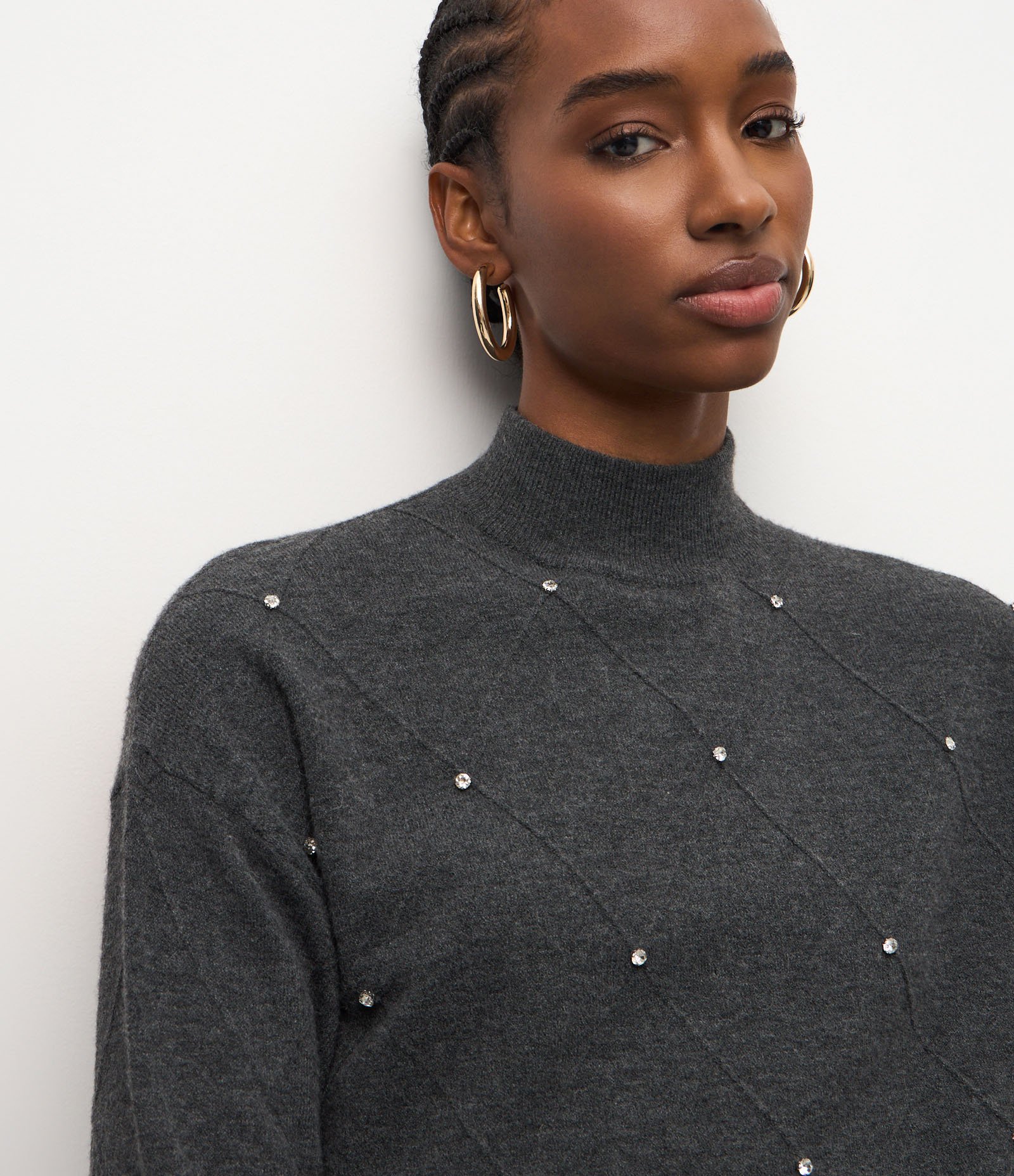 Suéter em Tricô com Golinha Média e Aplicação de Bolinhas Cinza 1