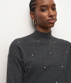 Suéter em Tricô com Golinha Média e Aplicação de Bolinhas