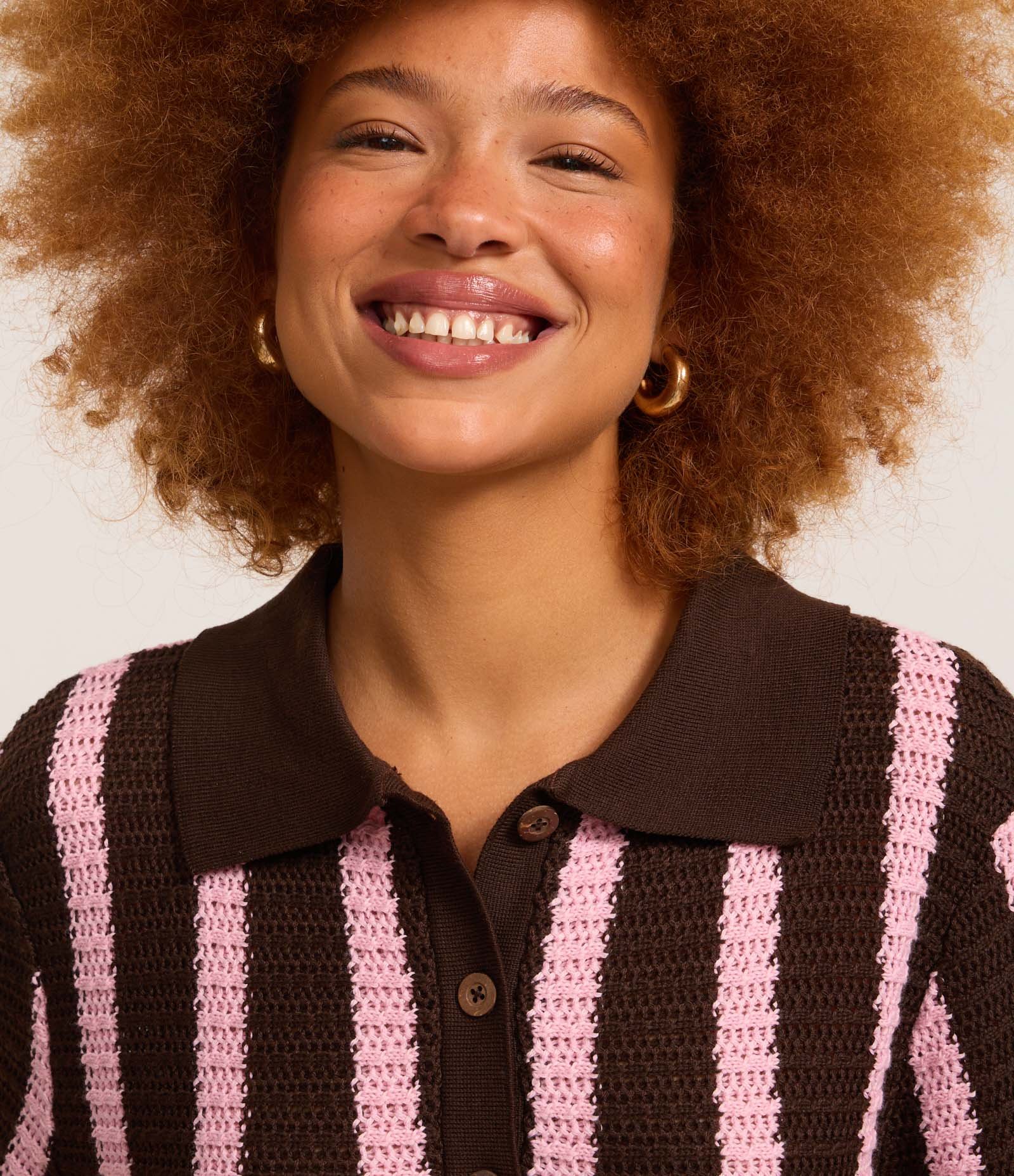 Blusa em Tricô com Gola Polo e Listras Verticais Marrom/Rosa 1