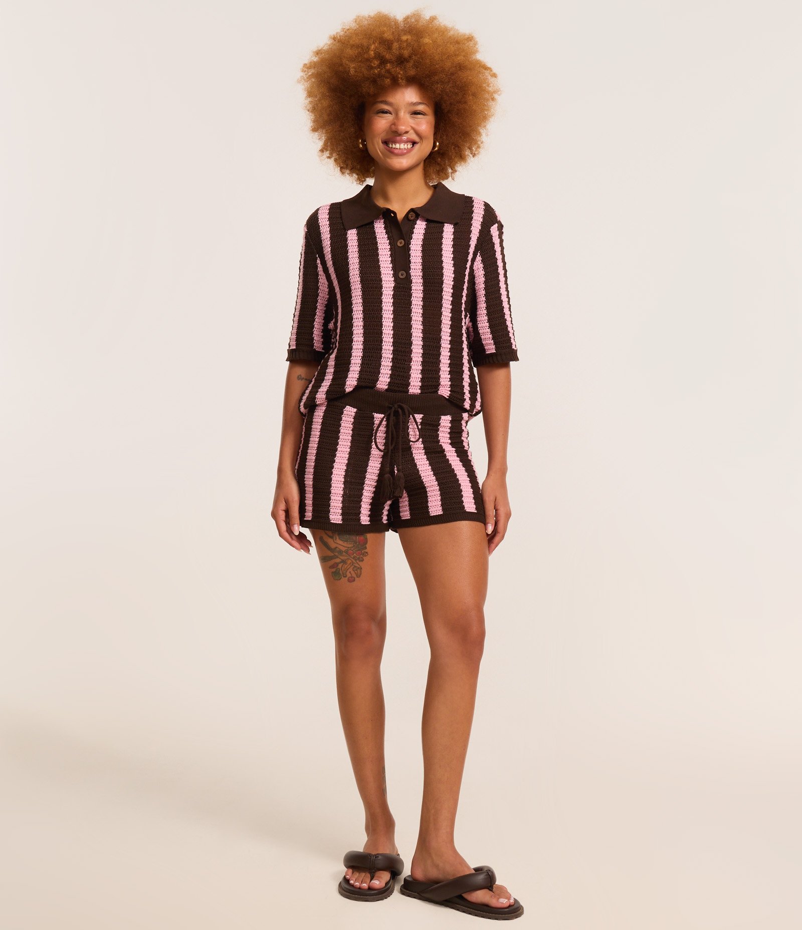 Blusa em Tricô com Gola Polo e Listras Verticais Marrom/Rosa 2