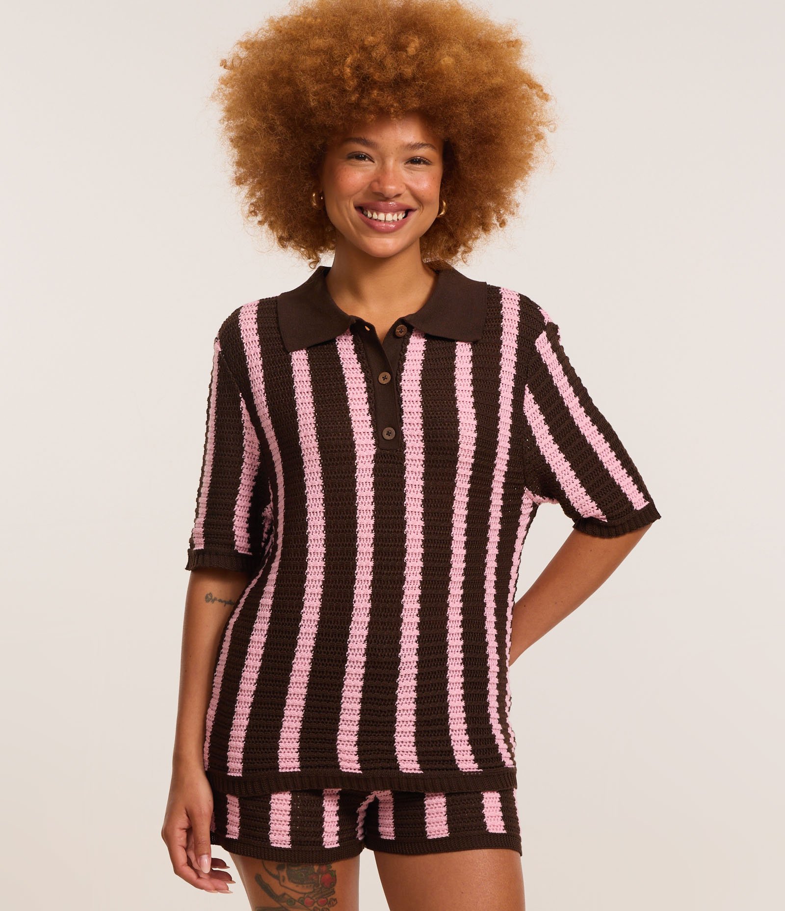 Blusa em Tricô com Gola Polo e Listras Verticais Marrom/Rosa 4