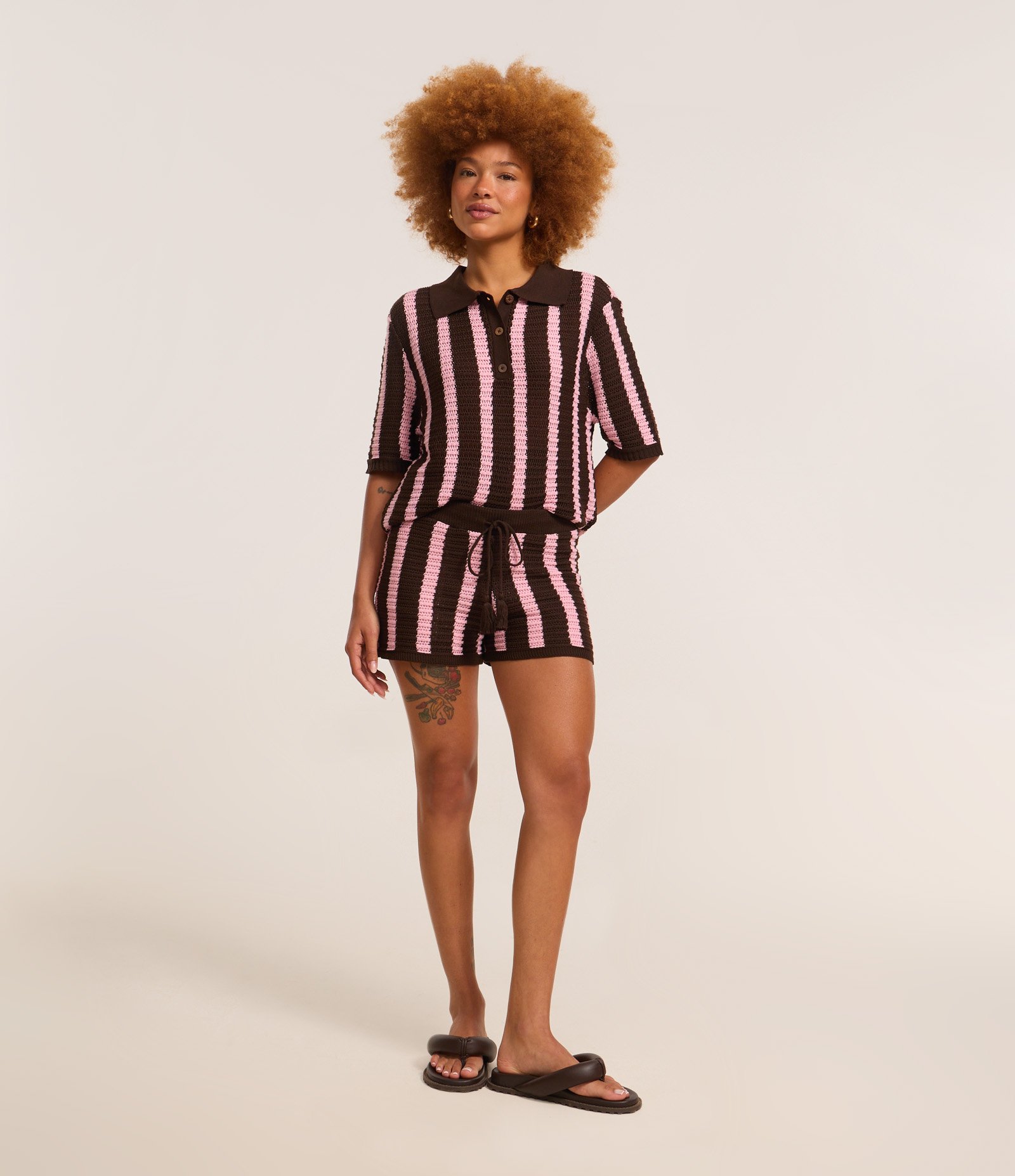 Short Cintura Alta em Tricô com Listras e Amarração Marrom/Rosa 1