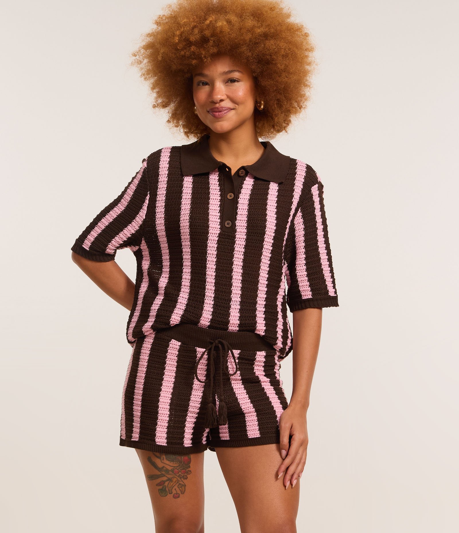 Short Cintura Alta em Tricô com Listras e Amarração Marrom/Rosa 2