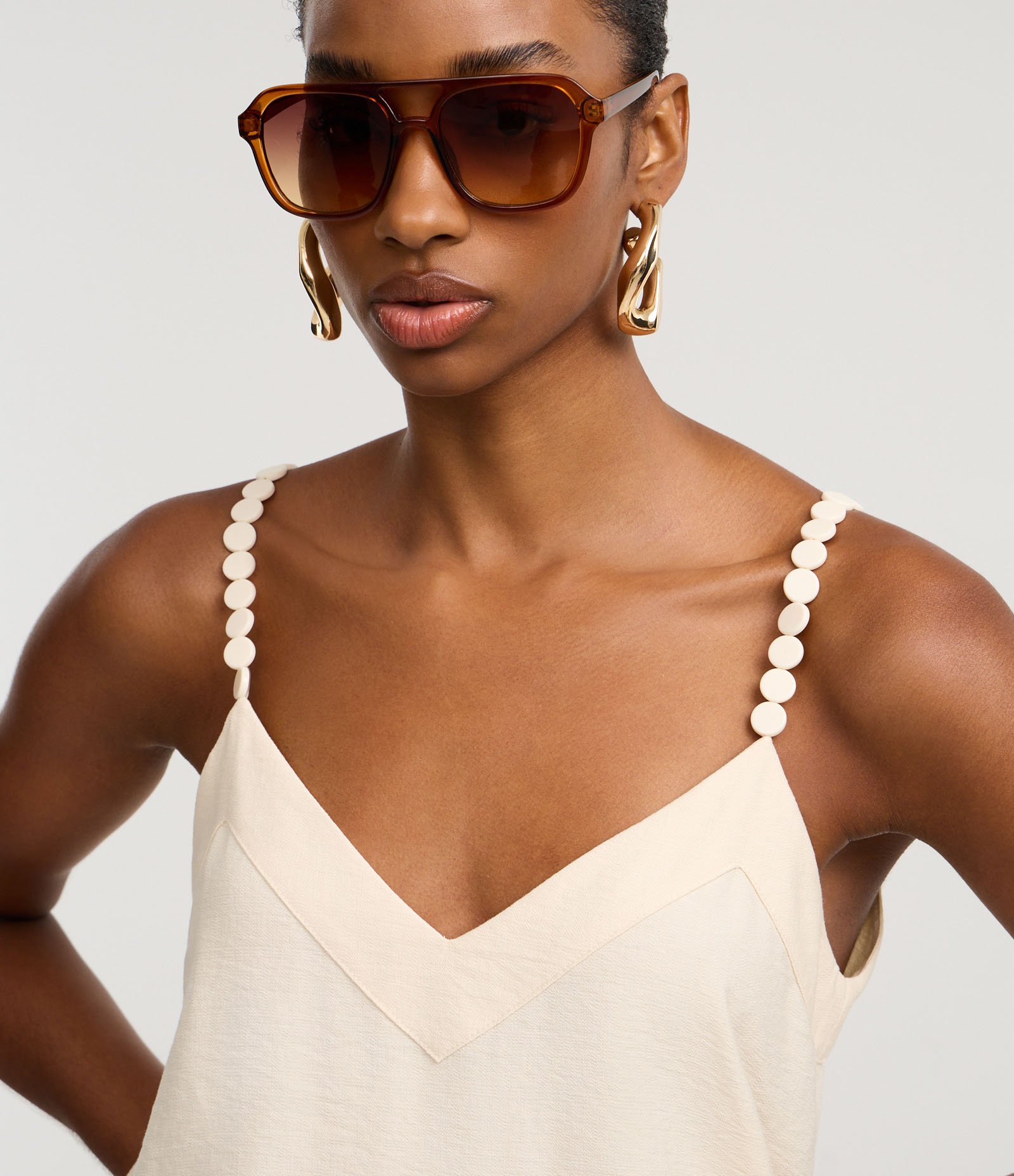 Blusa em Viscose com Decote V e Bolinhas na Alça Bege 3