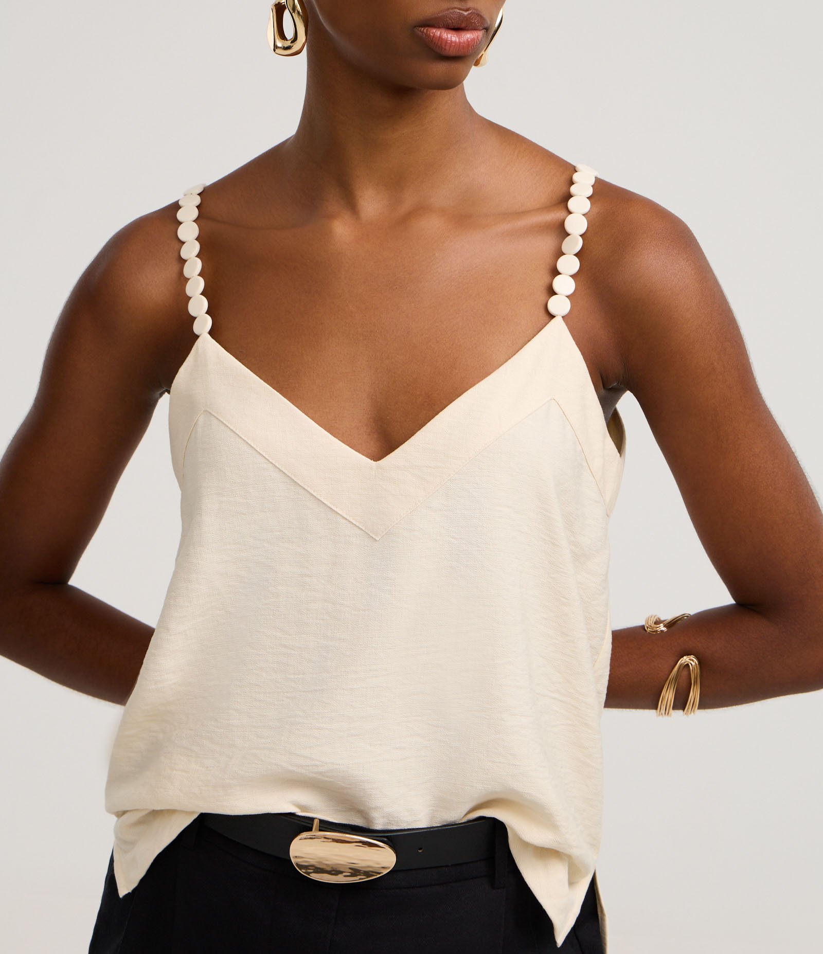 Blusa em Viscose com Decote V e Bolinhas na Alça Bege 4