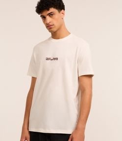 Camiseta Comfort em Algodão com Estampa Abstrata e Lettering