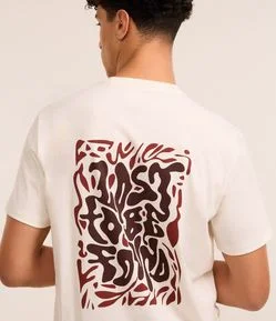 Camiseta Comfort em Algodão com Estampa Abstrata e Lettering