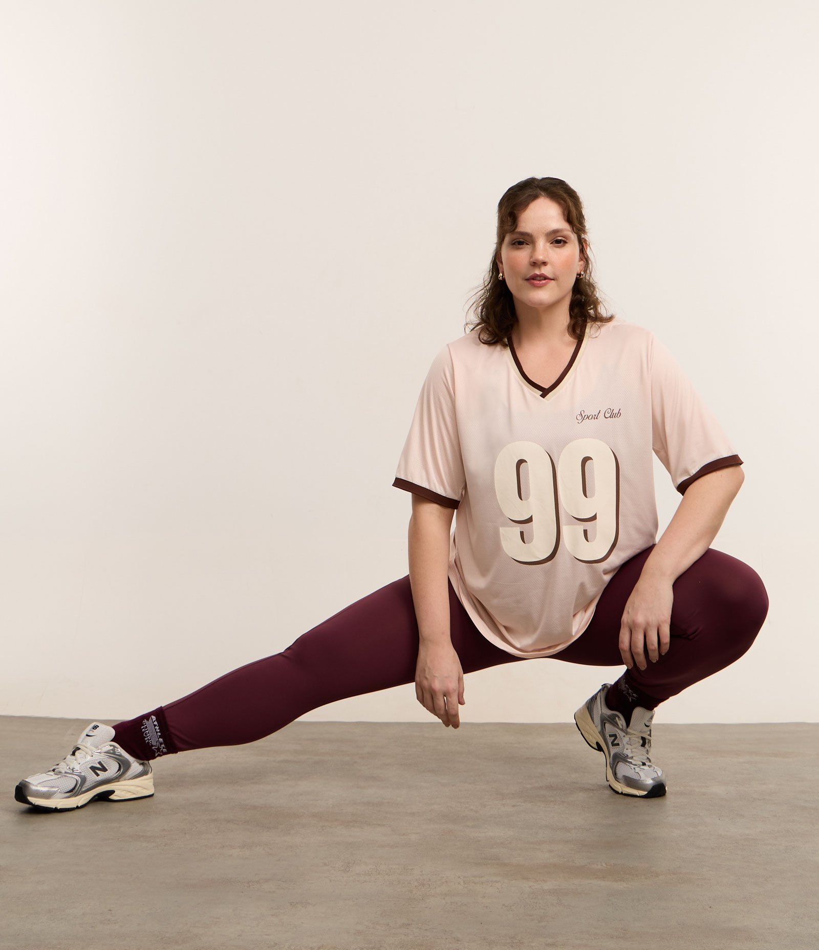 Camiseta Oversized Esportiva com Gola V Retilínea Curve & Plus Size Rosa Claro 1
