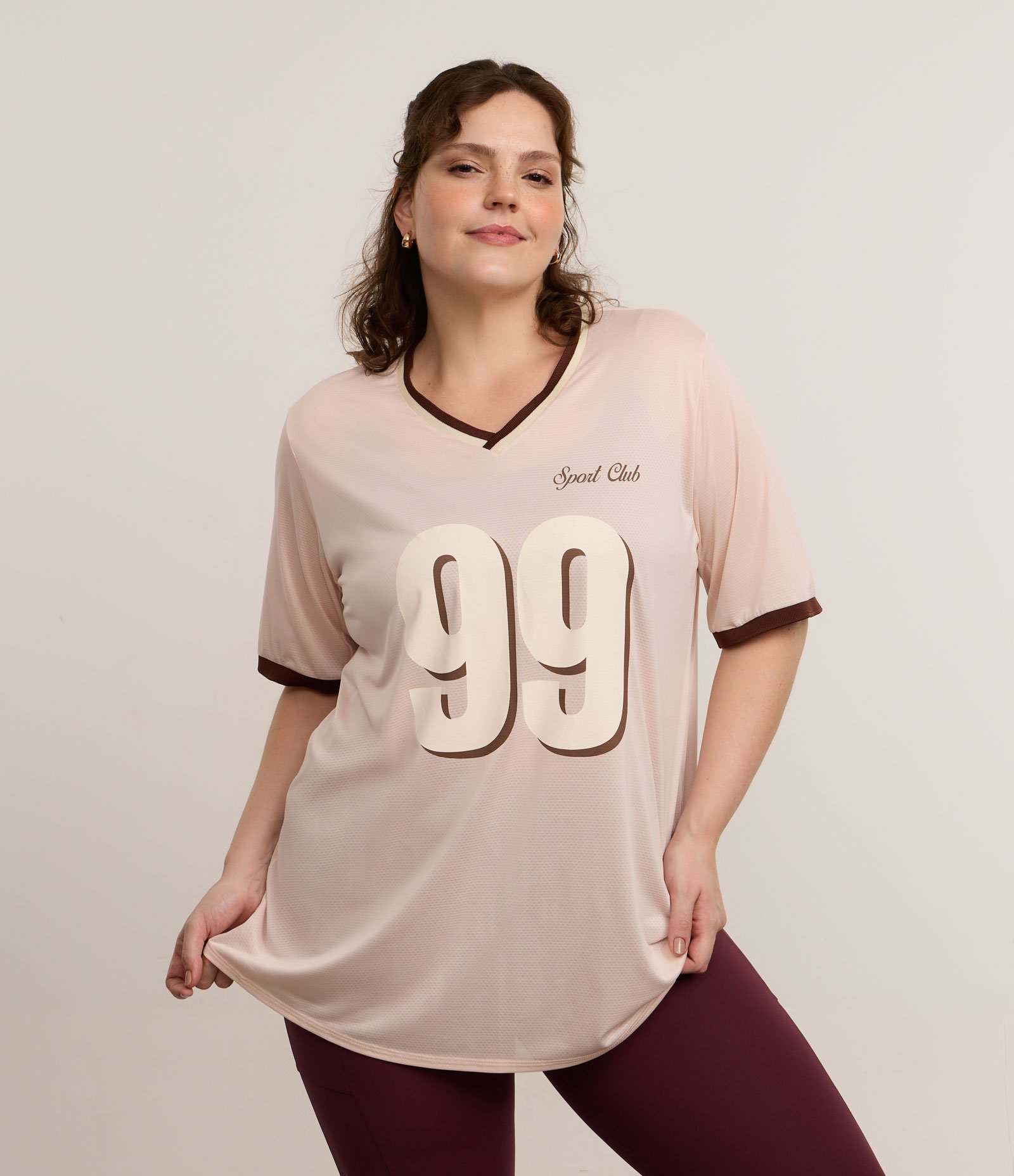 Camiseta Oversized Esportiva com Gola V Retilínea Curve & Plus Size Rosa Claro 2