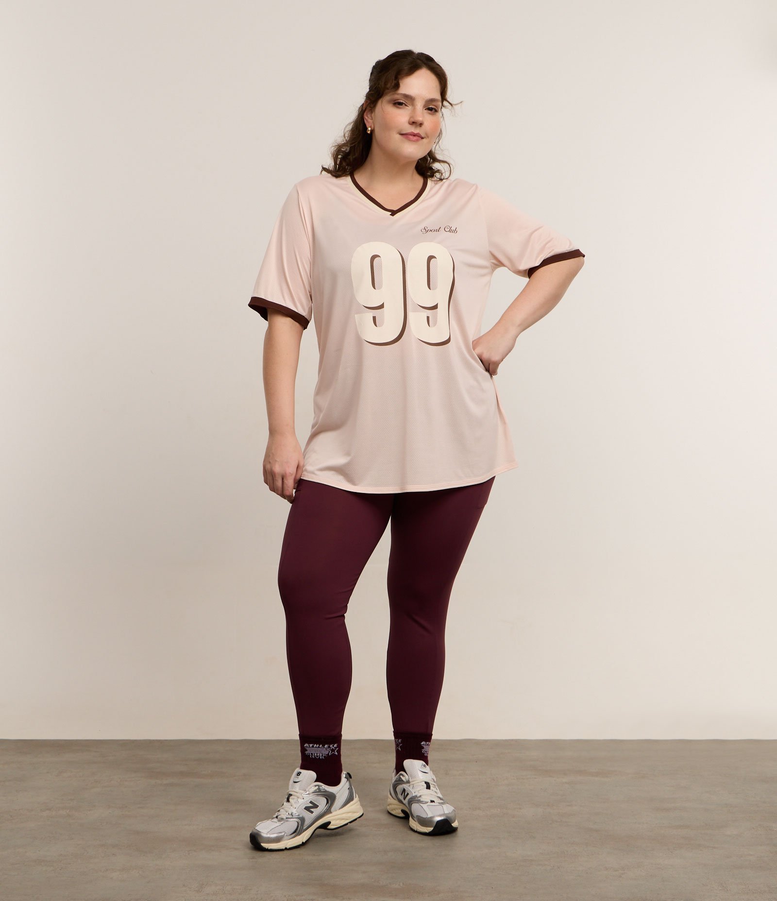 Camiseta Oversized Esportiva com Gola V Retilínea Curve & Plus Size Rosa Claro 3