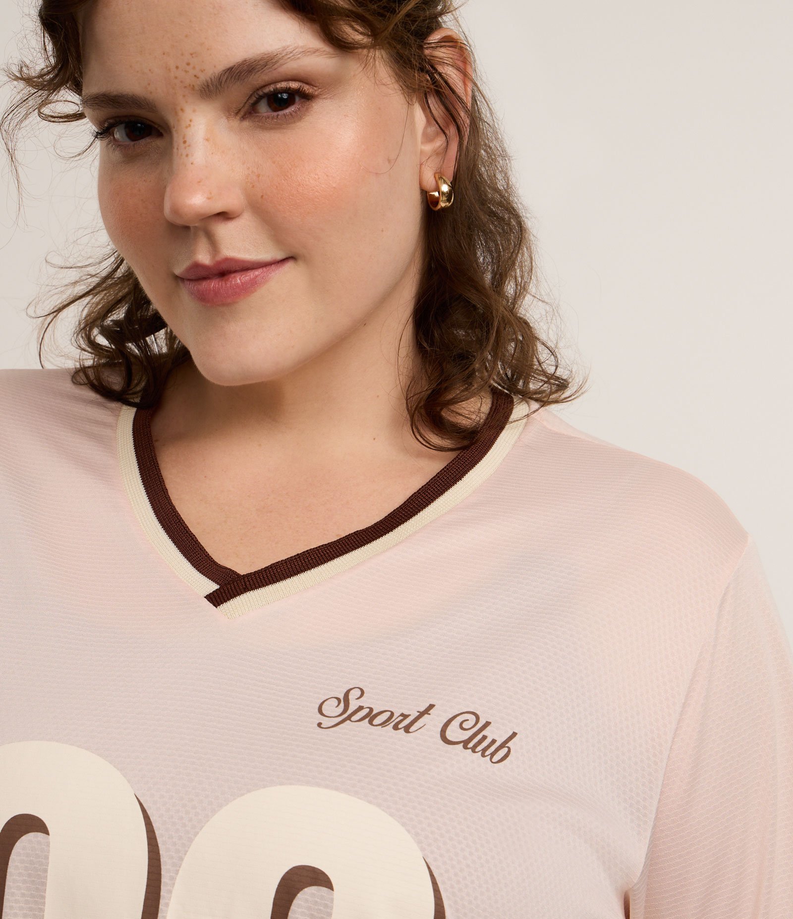 Camiseta Oversized Esportiva com Gola V Retilínea Curve & Plus Size Rosa Claro 4
