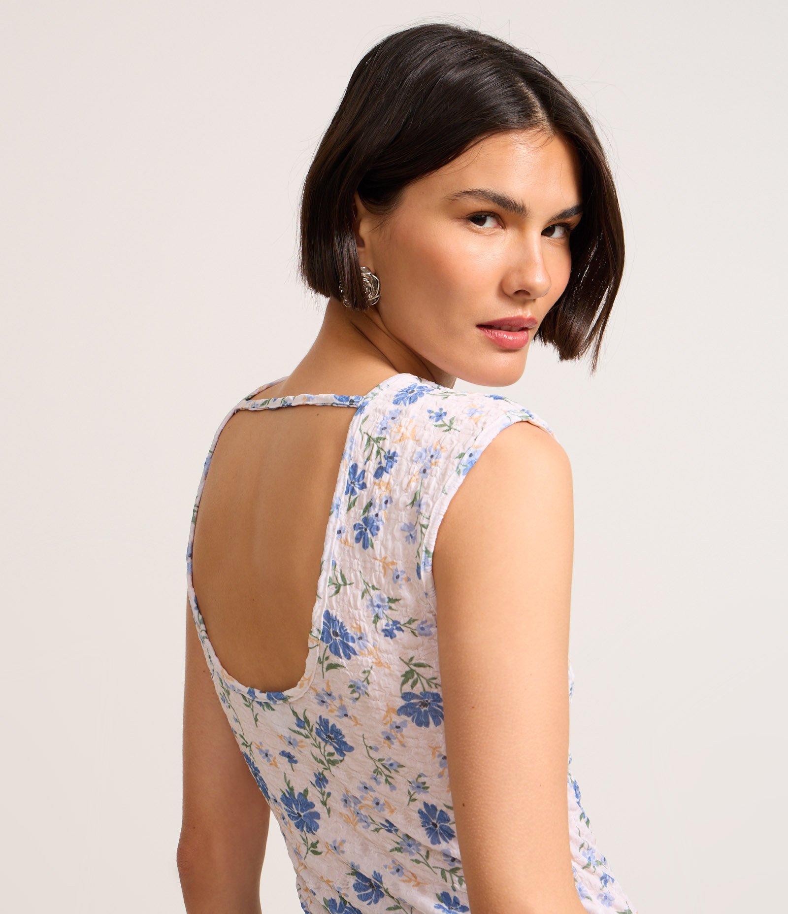 Body em Anarruga com Estampa Floral Liberty e Franzido Lateral Branco/Azul 1