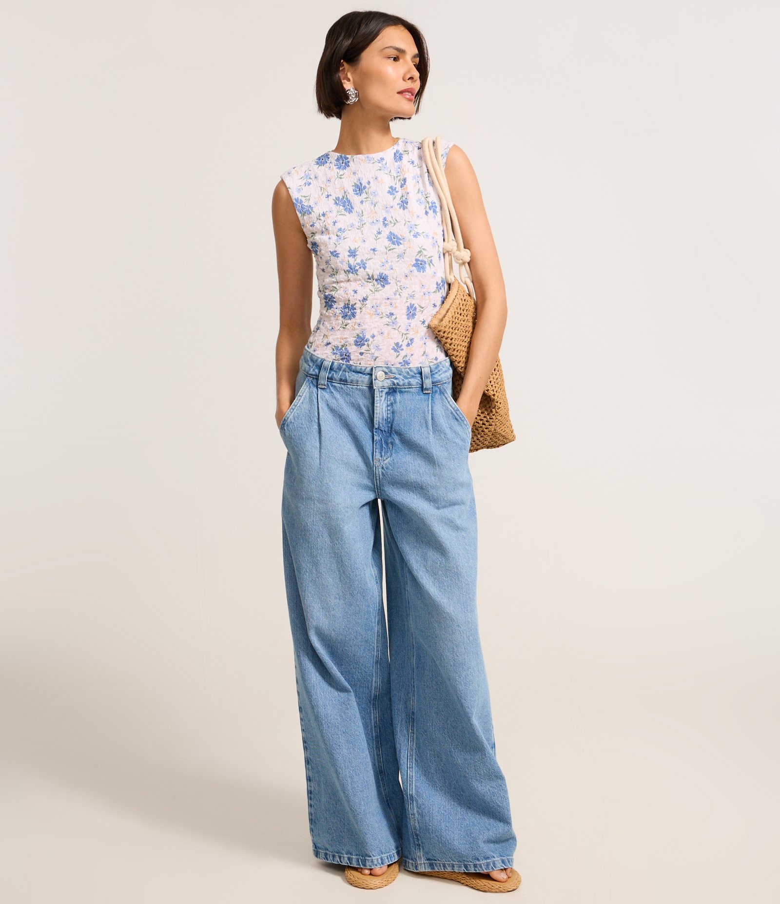 Body em Anarruga com Estampa Floral Liberty e Franzido Lateral Branco/Azul 2