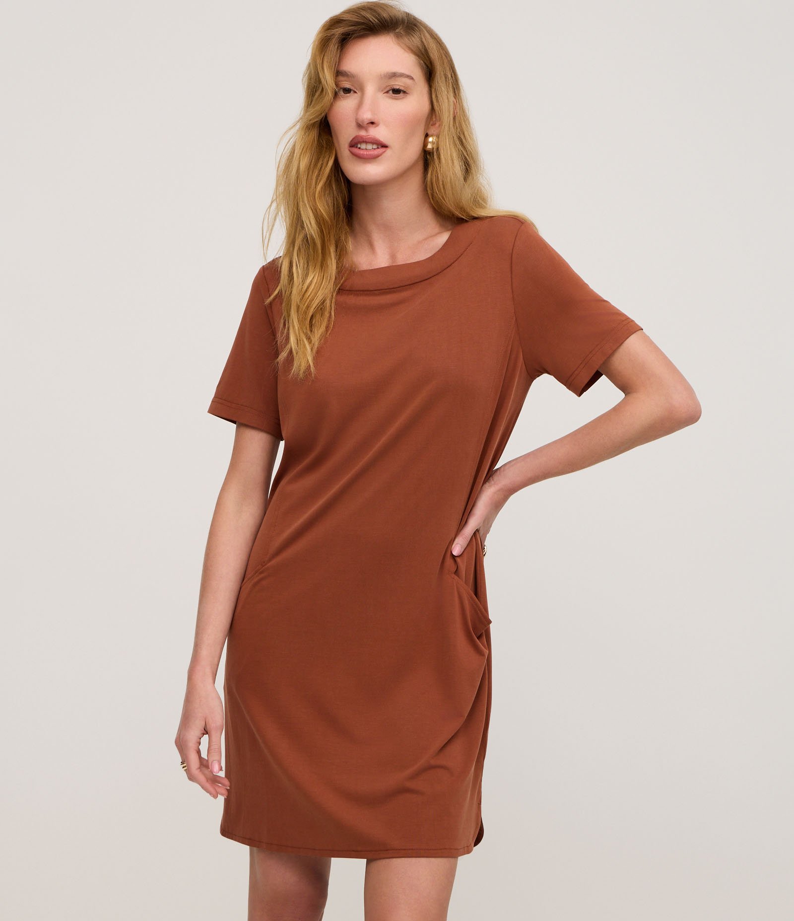 Vestido T-shirt Curto em Viscose com Bolsos Laterais Marrom Médio 2
