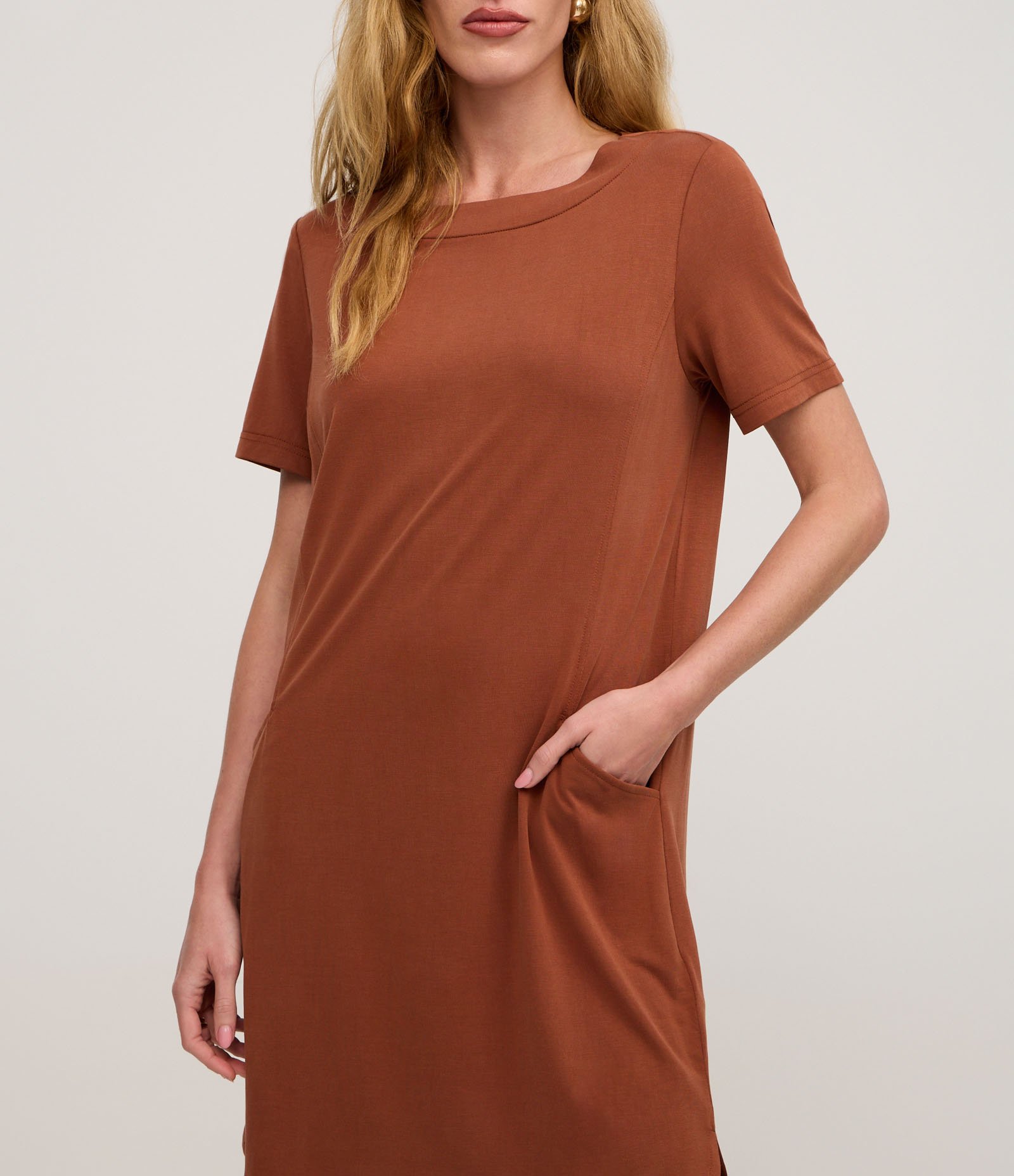 Vestido T-shirt Curto em Viscose com Bolsos Laterais Marrom Médio 4