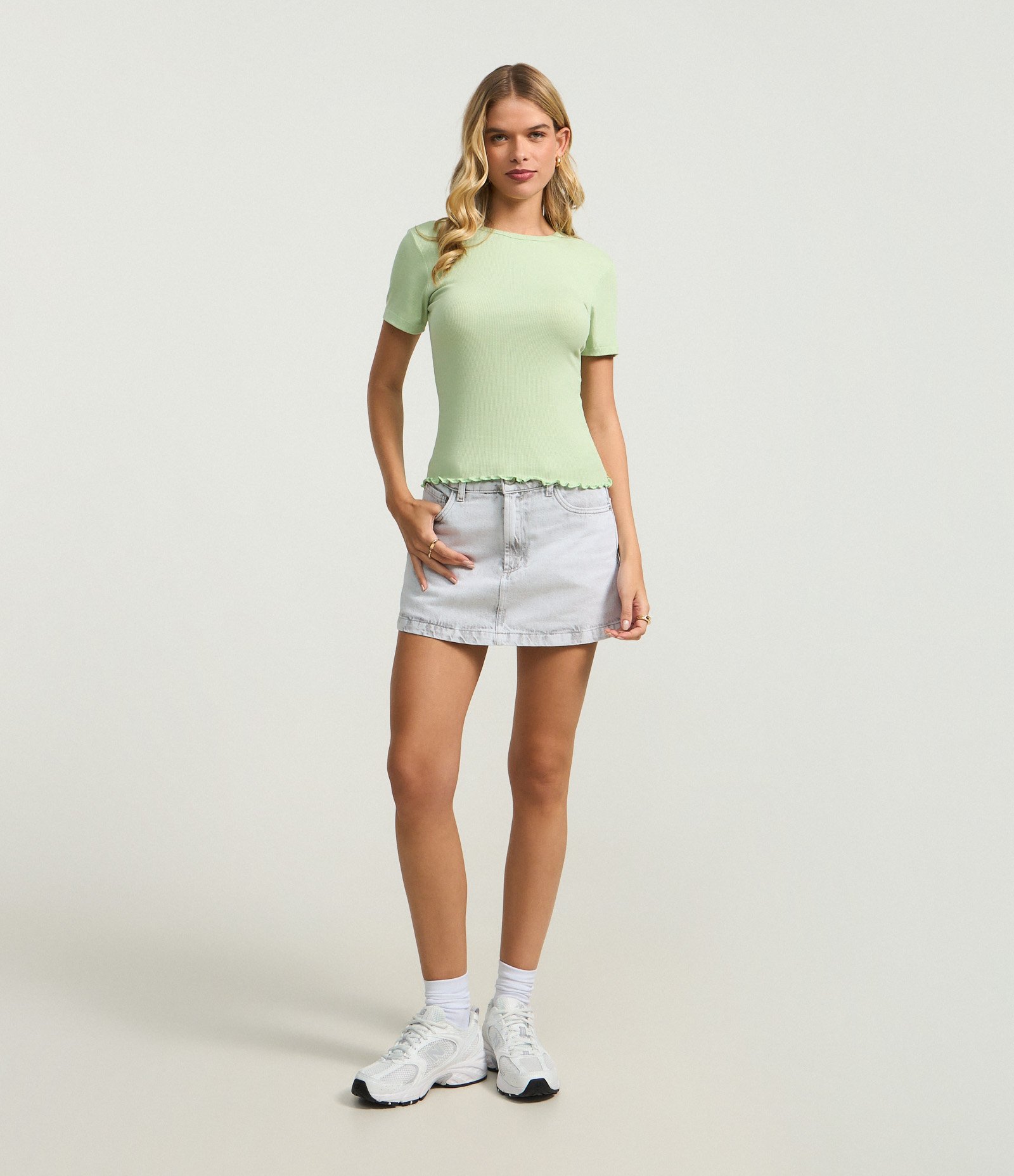 Blusa Básica Texturizada em Viscose com Acabamento Frufru Verde Claro 2