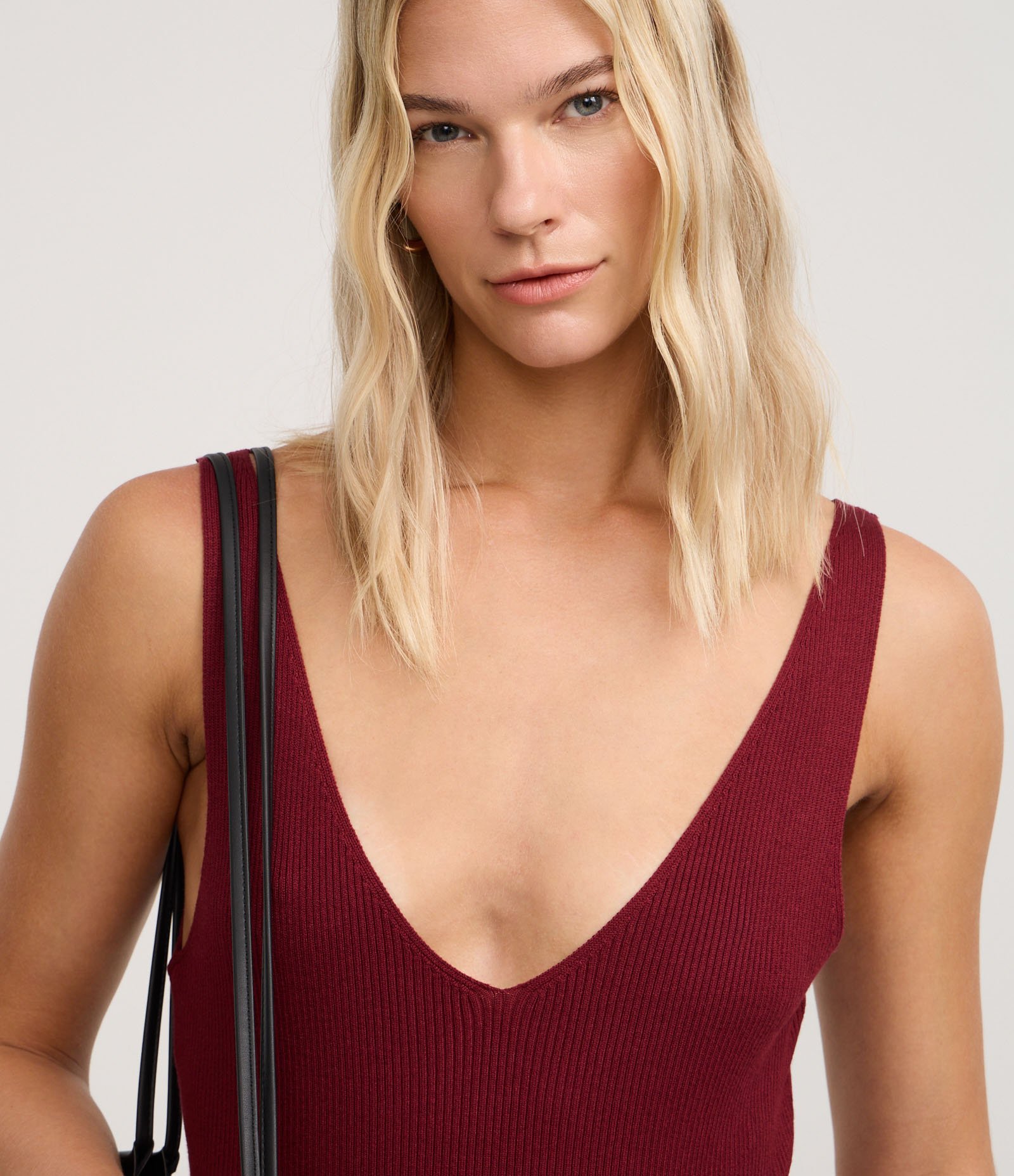 Vestido Midi em Tricô Texturizado com Decote V Bordô 3