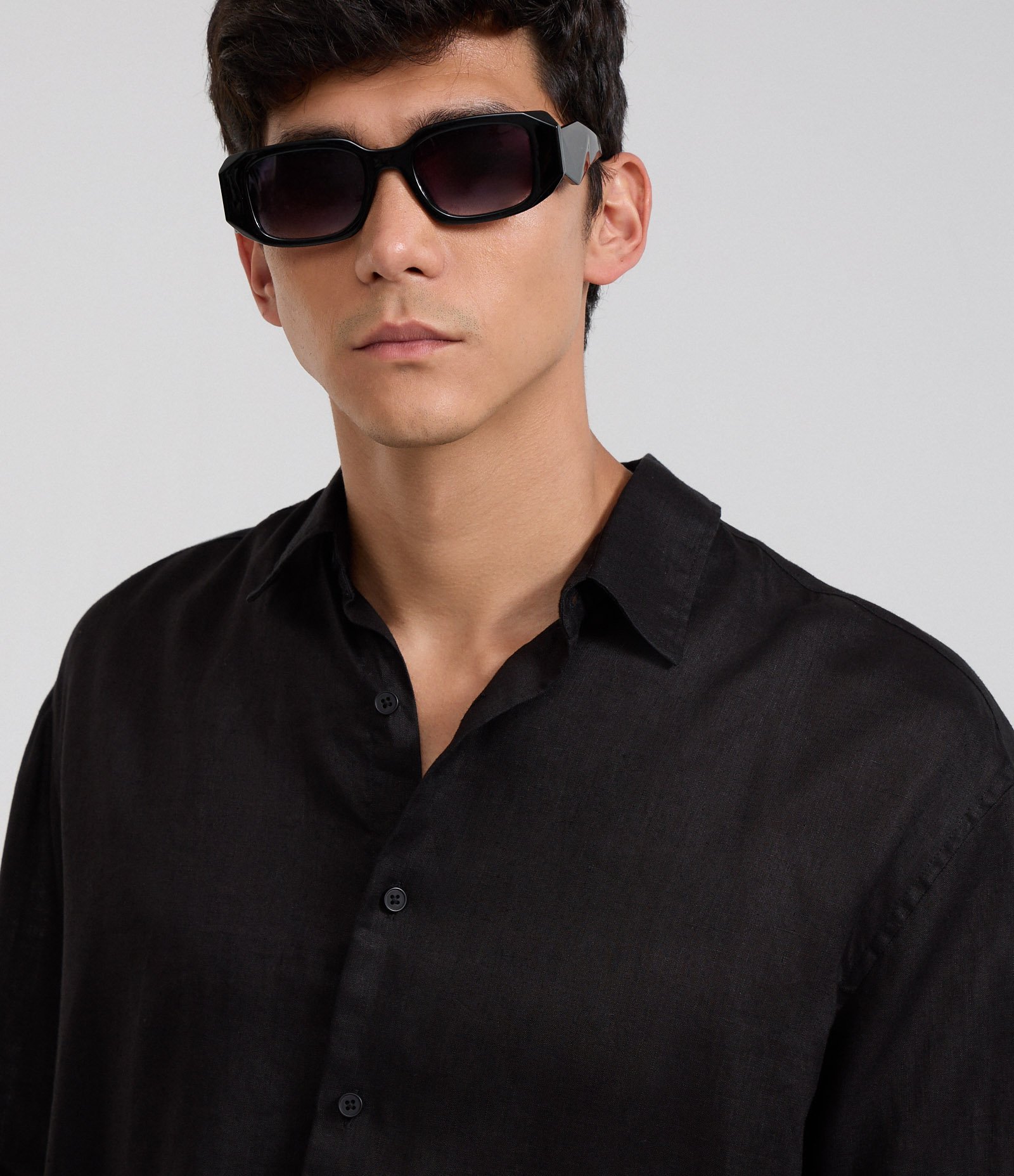Camisa Relaxed em Cambraia de Linho Puro Preto 5