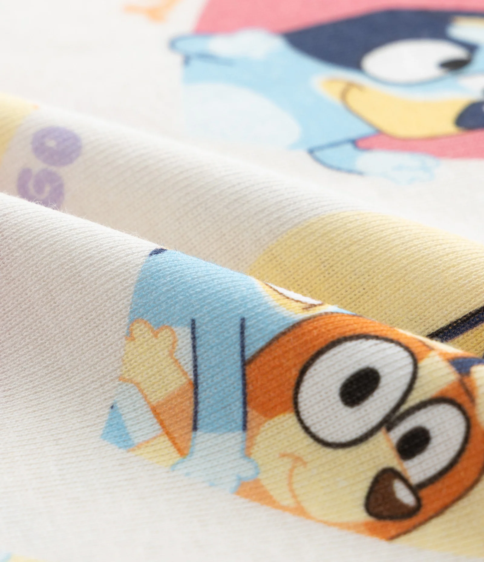 Pijama Infantil com Estampa Bluey e Bingo com Corações - Tam 3 a 8 Anos Off White 7
