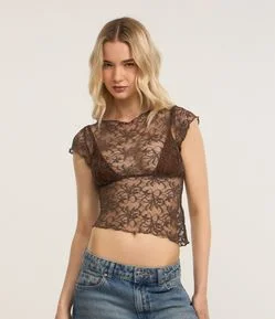 Blusa em Renda Decote Canoa e Barra Assimétrica