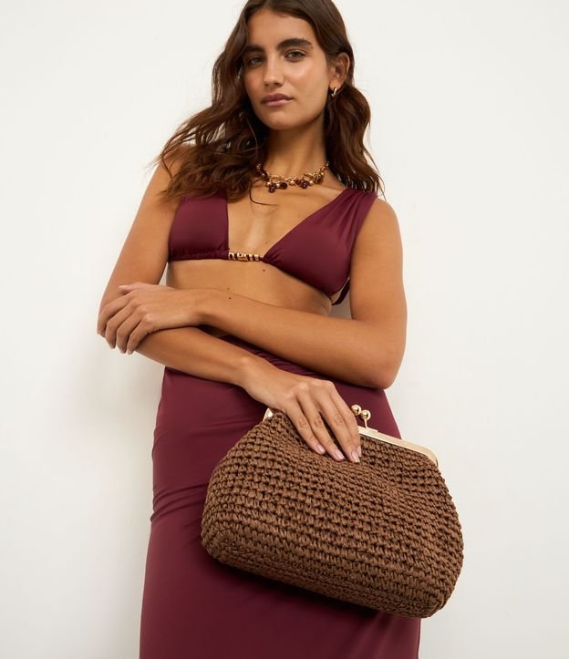 Bolsa Clutch com Efeito de Palha e Fechamento de Metal