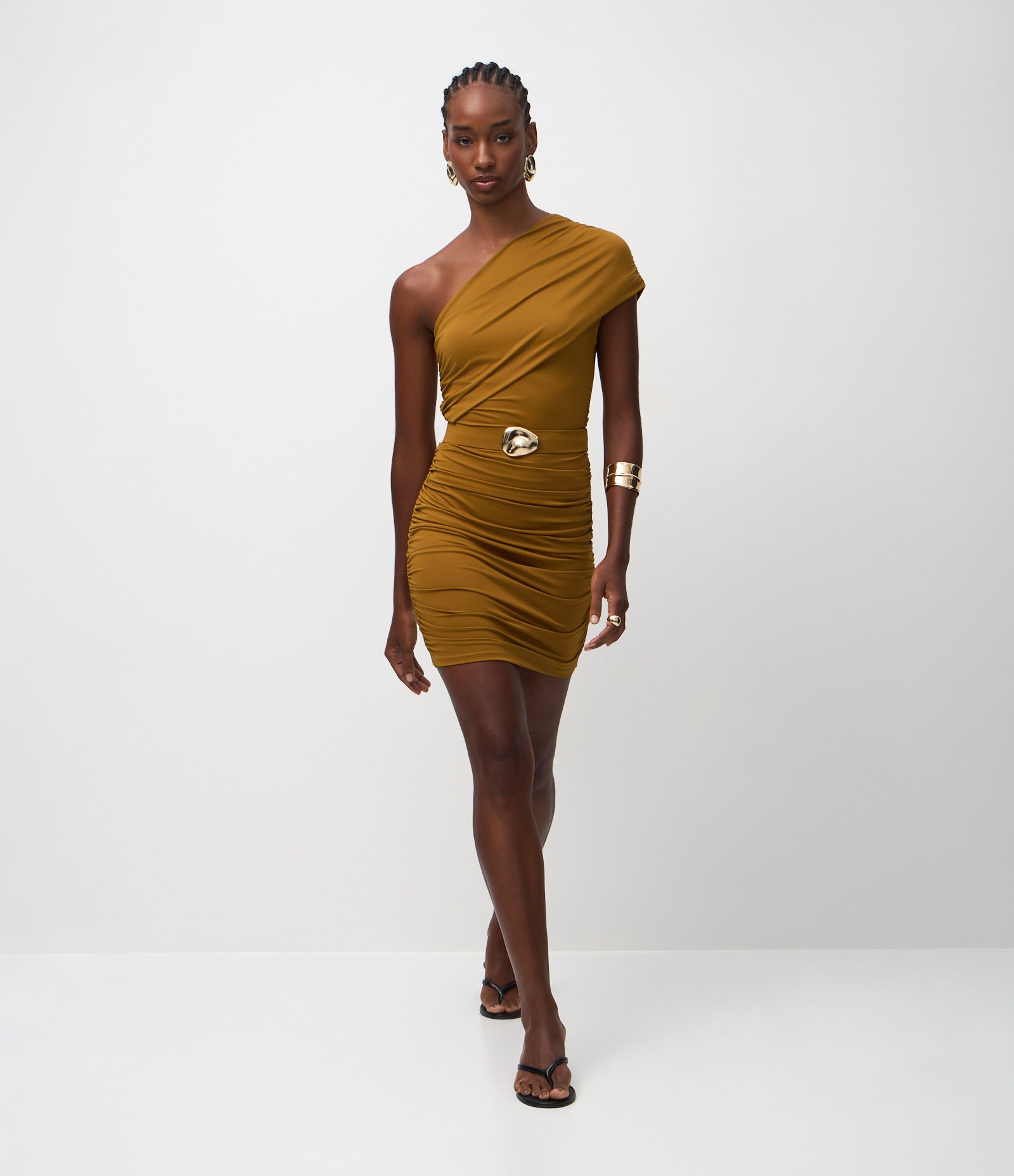 Vestido Curto em Microfibra com Decote Ombro Só e Cinto Marrom 2