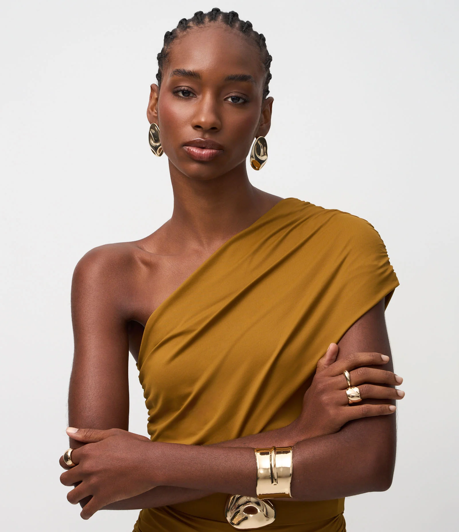 Vestido Curto em Microfibra com Decote Ombro Só e Cinto Marrom 4