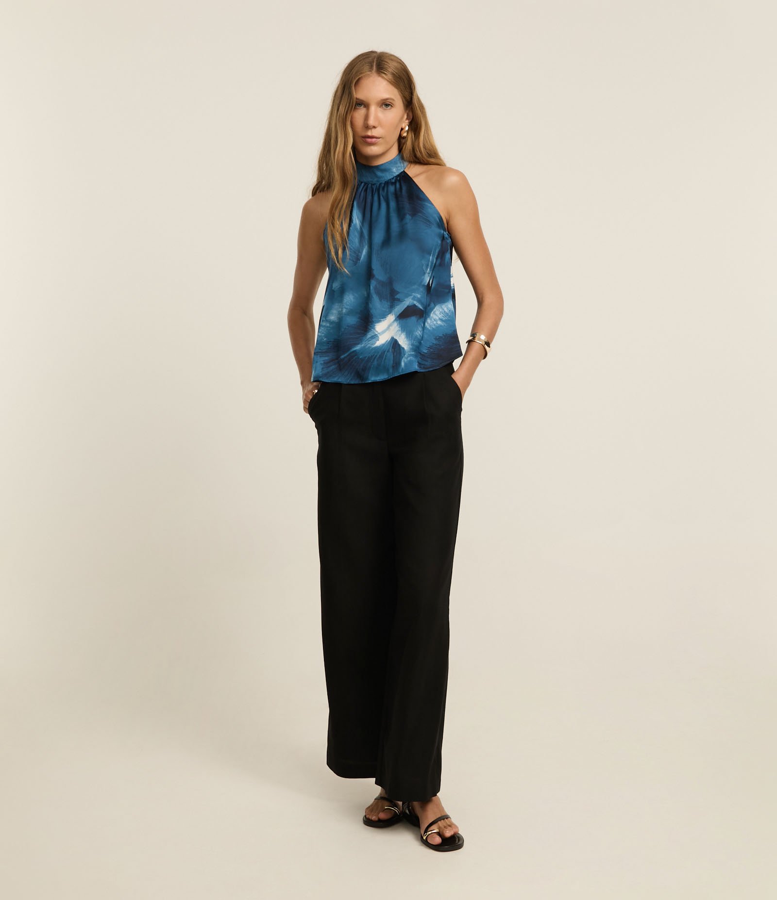 Blusa em Cetim com Gola Alta e Estampa de Manchas Azul 2