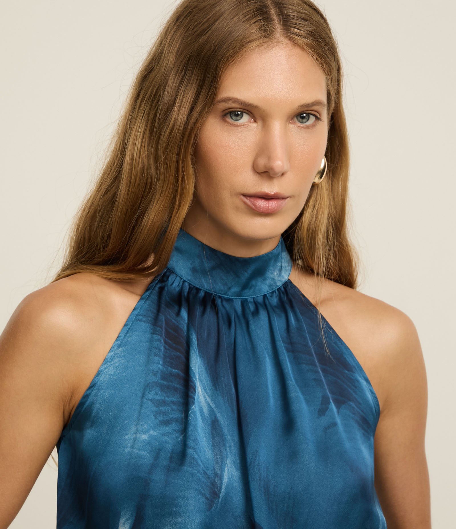 Blusa em Cetim com Gola Alta e Estampa de Manchas Azul 4