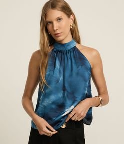 Blusa em Cetim com Gola Alta e Estampa de Manchas