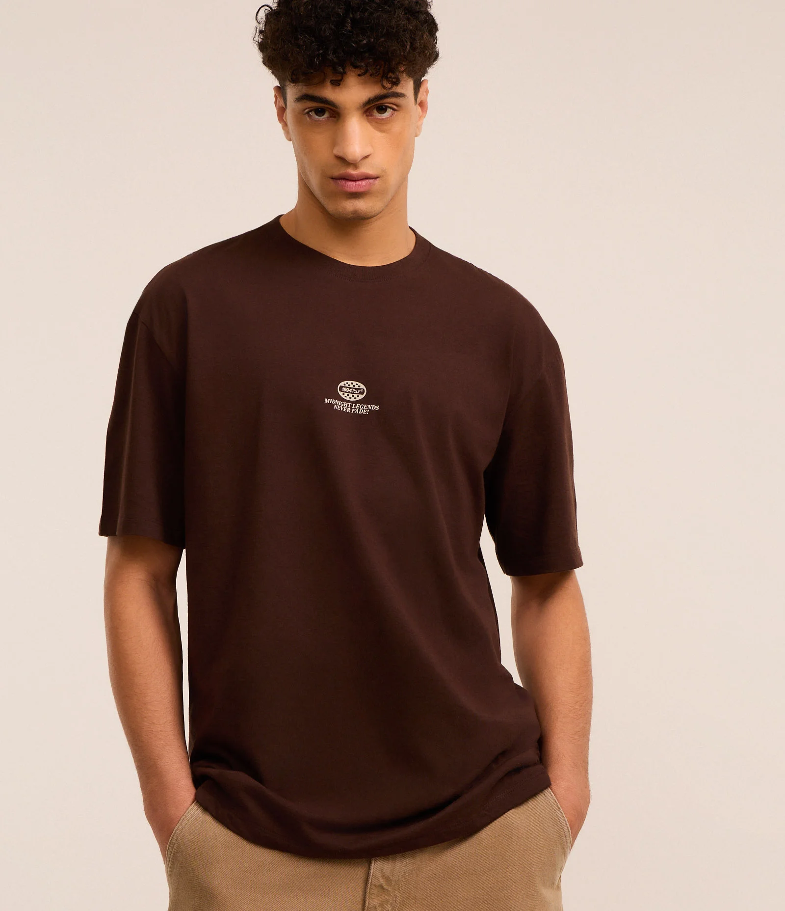 Camiseta Relaxed em Algodão com Estampa de Carro e Lettering Mindnight Legends Marrom 1