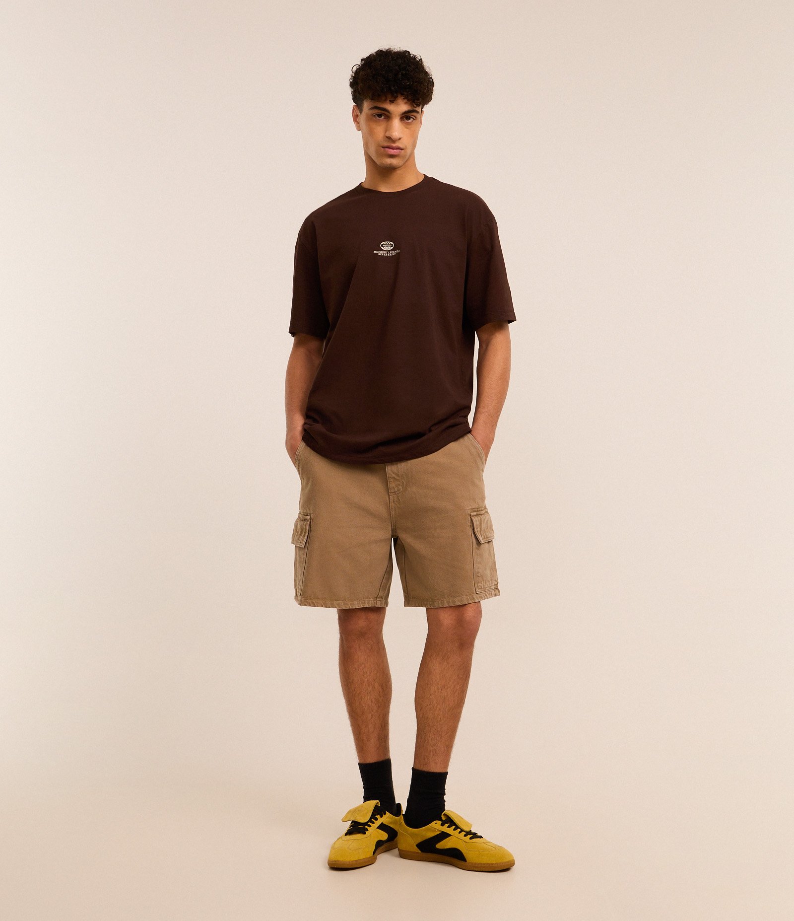 Camiseta Relaxed em Algodão com Estampa de Carro e Lettering Mindnight Legends Marrom 2