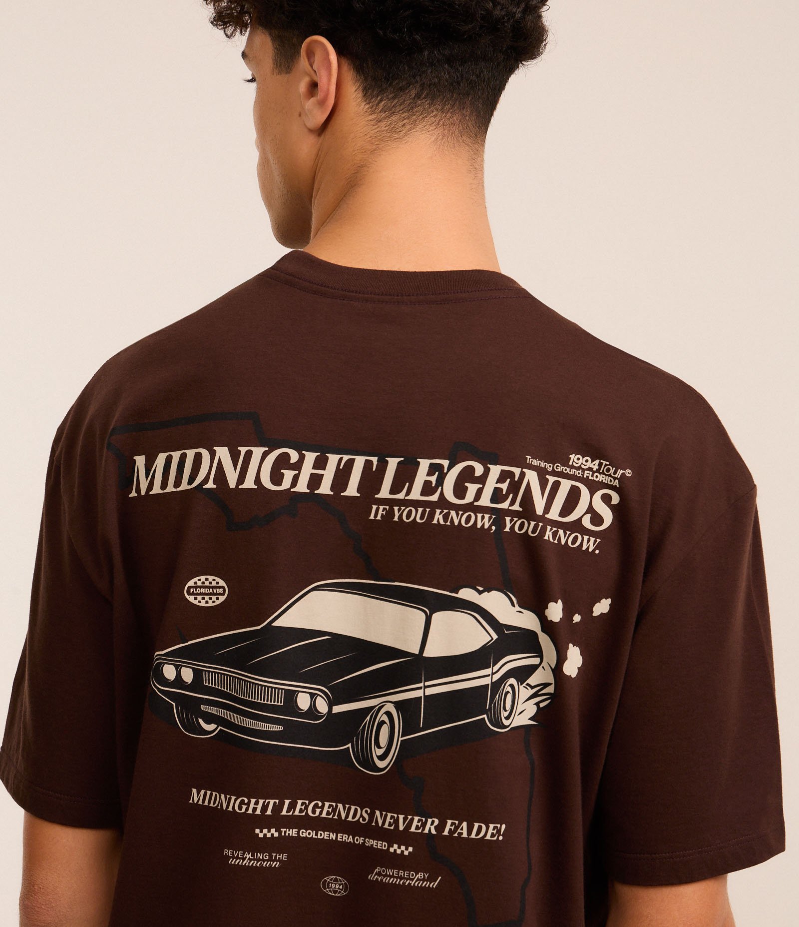 Camiseta Relaxed em Algodão com Estampa de Carro e Lettering Mindnight Legends Marrom 3