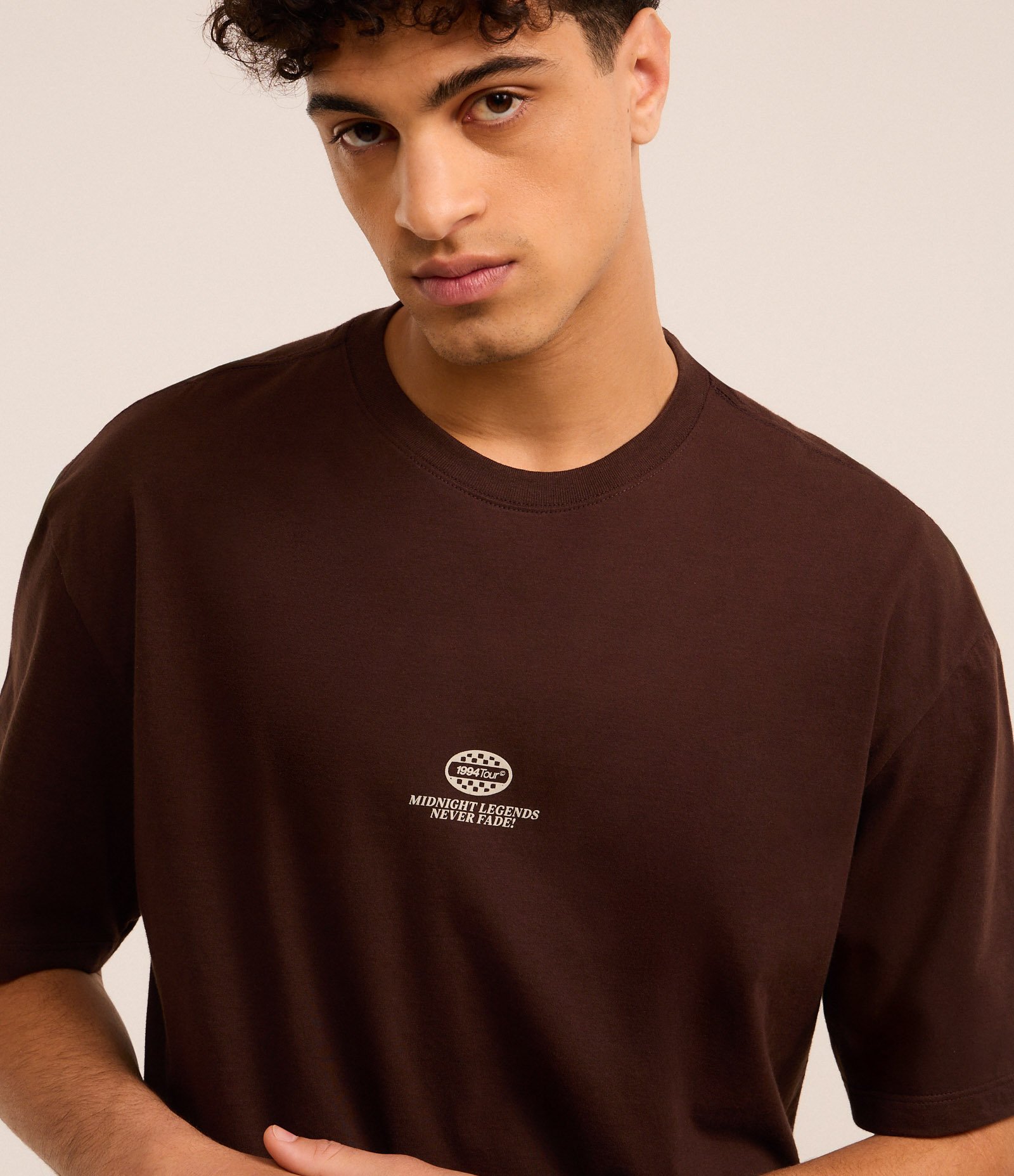 Camiseta Relaxed em Algodão com Estampa de Carro e Lettering Mindnight Legends Marrom 4