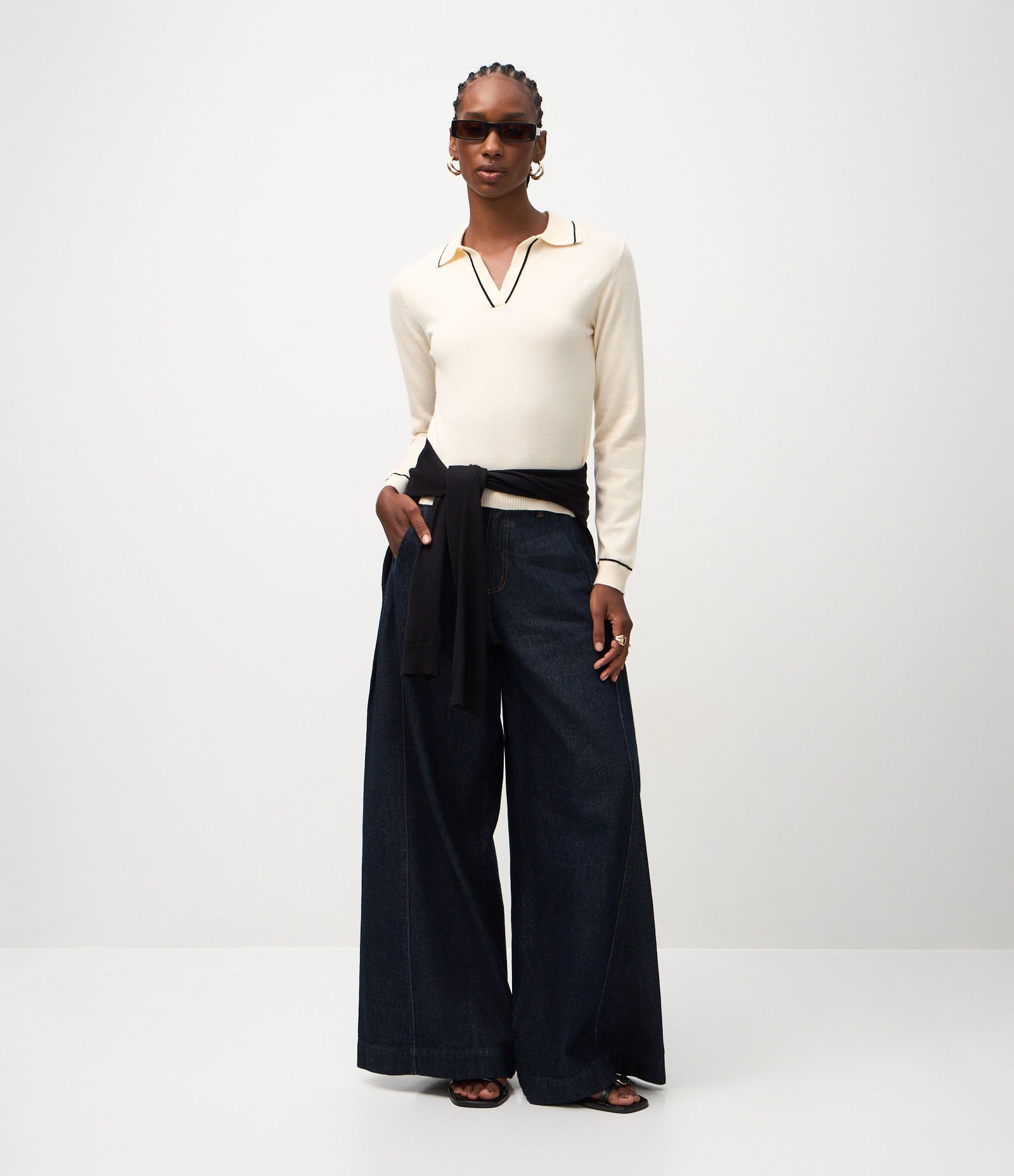 Blusa Polo em Tricô com Manga Longa e Viés Contrastantes Bege 2