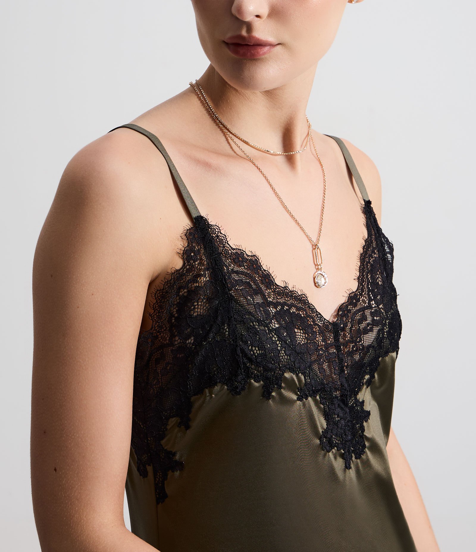 Camisola em Microfibra com Detalhes Rendados Verde 3