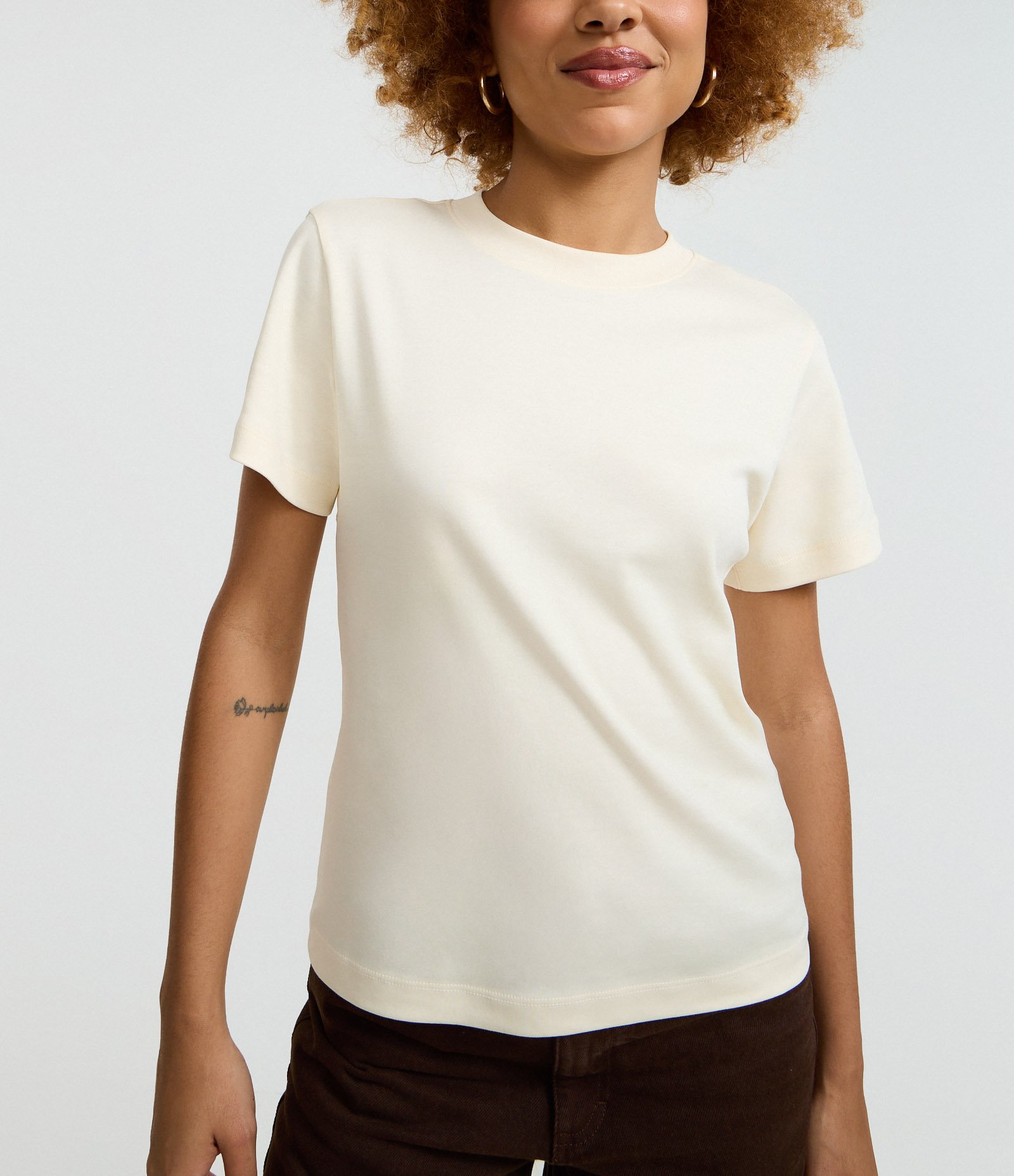 Blusa Básica em Algodão Interlock com Gola Redonda Bege 3
