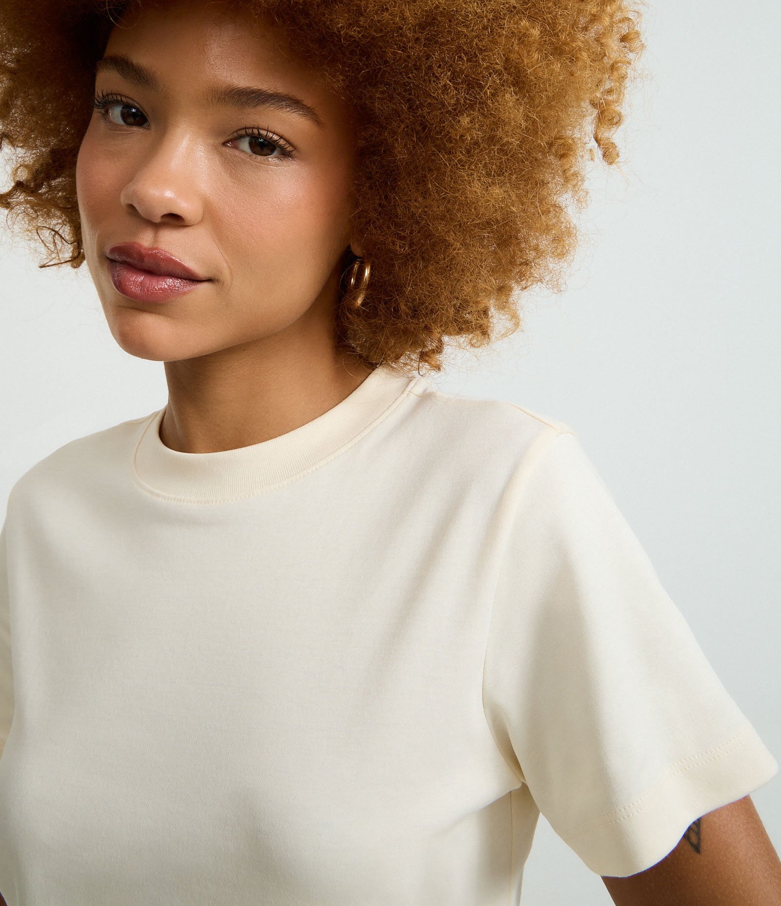 Blusa Básica em Algodão Interlock com Gola Redonda Bege 4