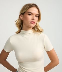 Blusa Básica Texturizada em Viscose com Golinha Alta