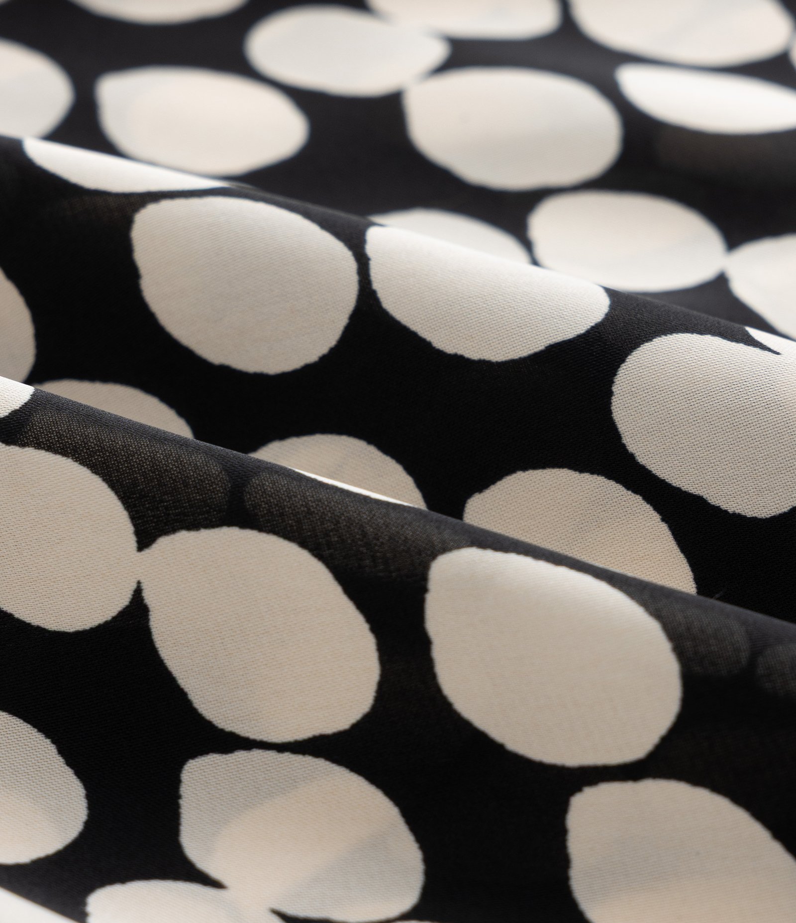 Blusa em Crepe Poá Acetinado com Manga Sino Curve & Plus Size Preto 5